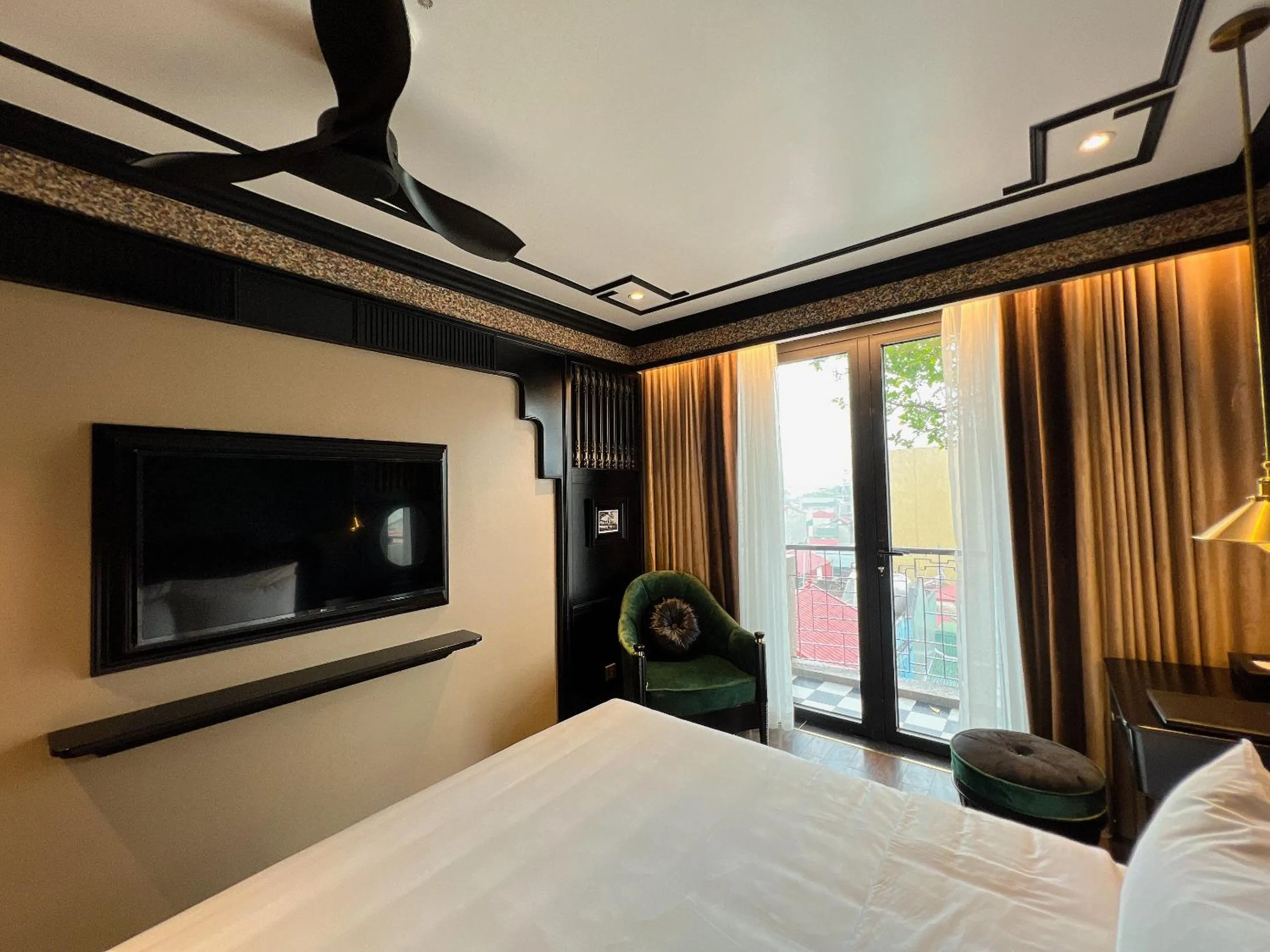 Photo of the whole room, Bed in Hotel du Monde Classic