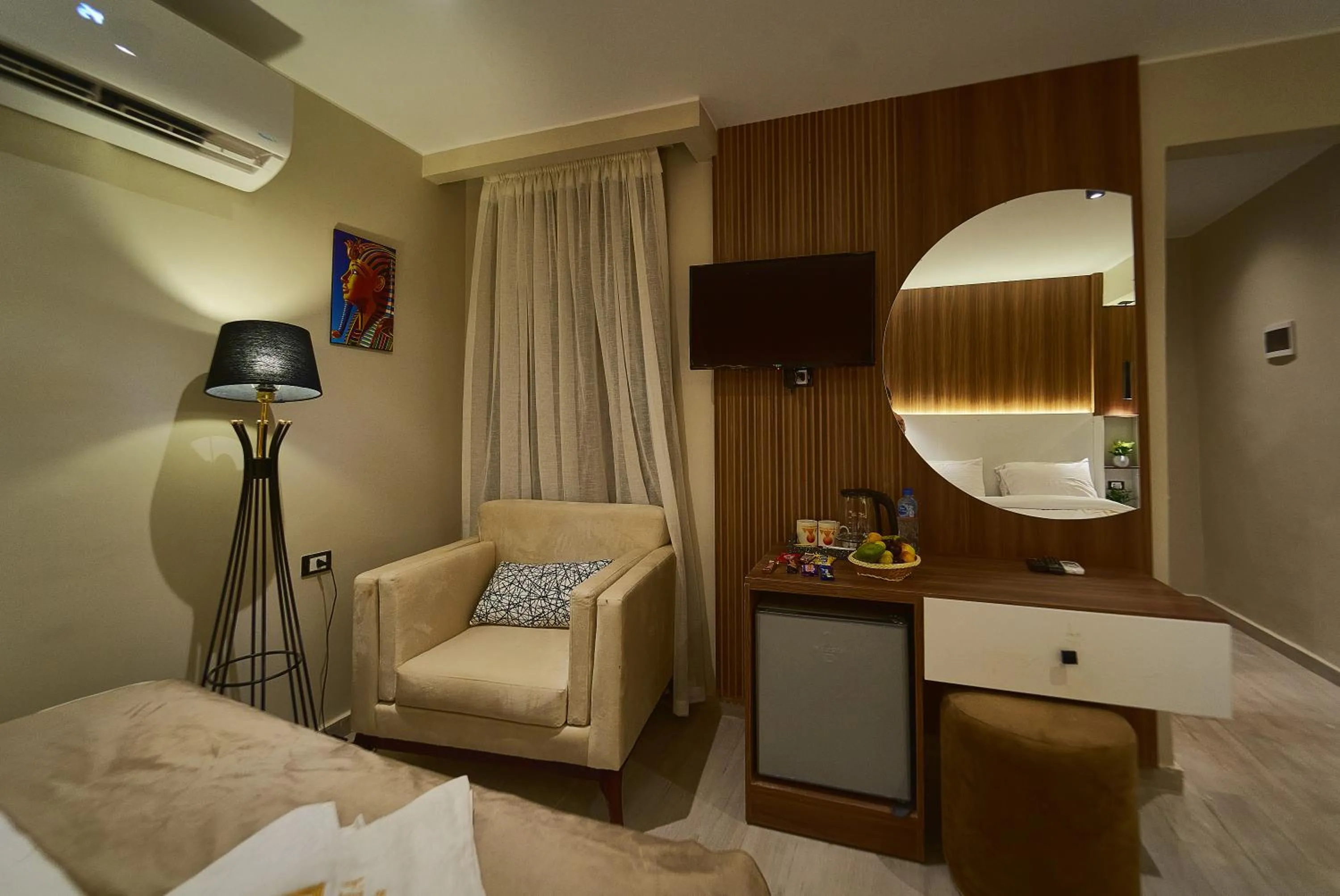 Bedroom, Bed in PANORAMA view pyramids