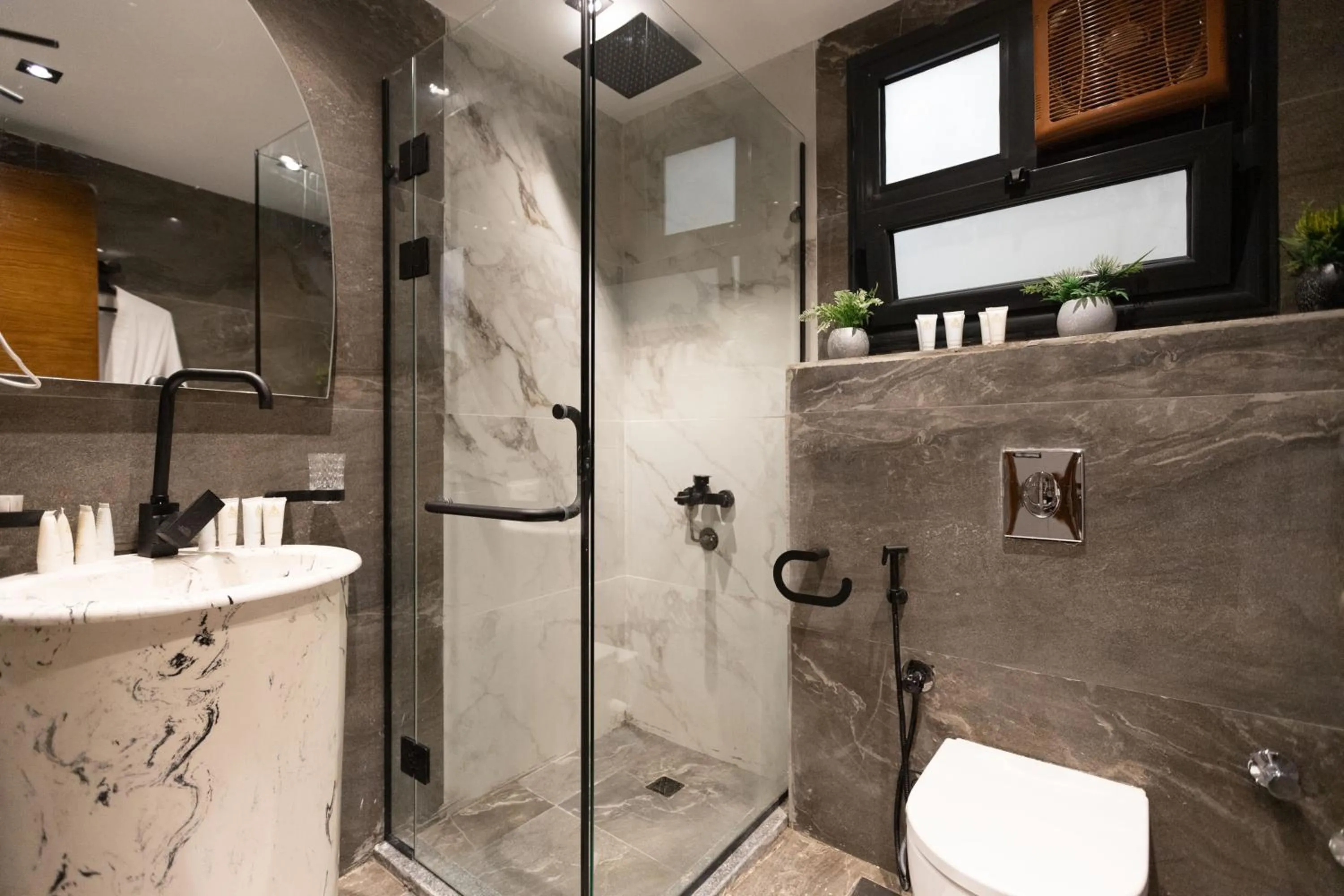 Bathroom in PANORAMA view pyramids