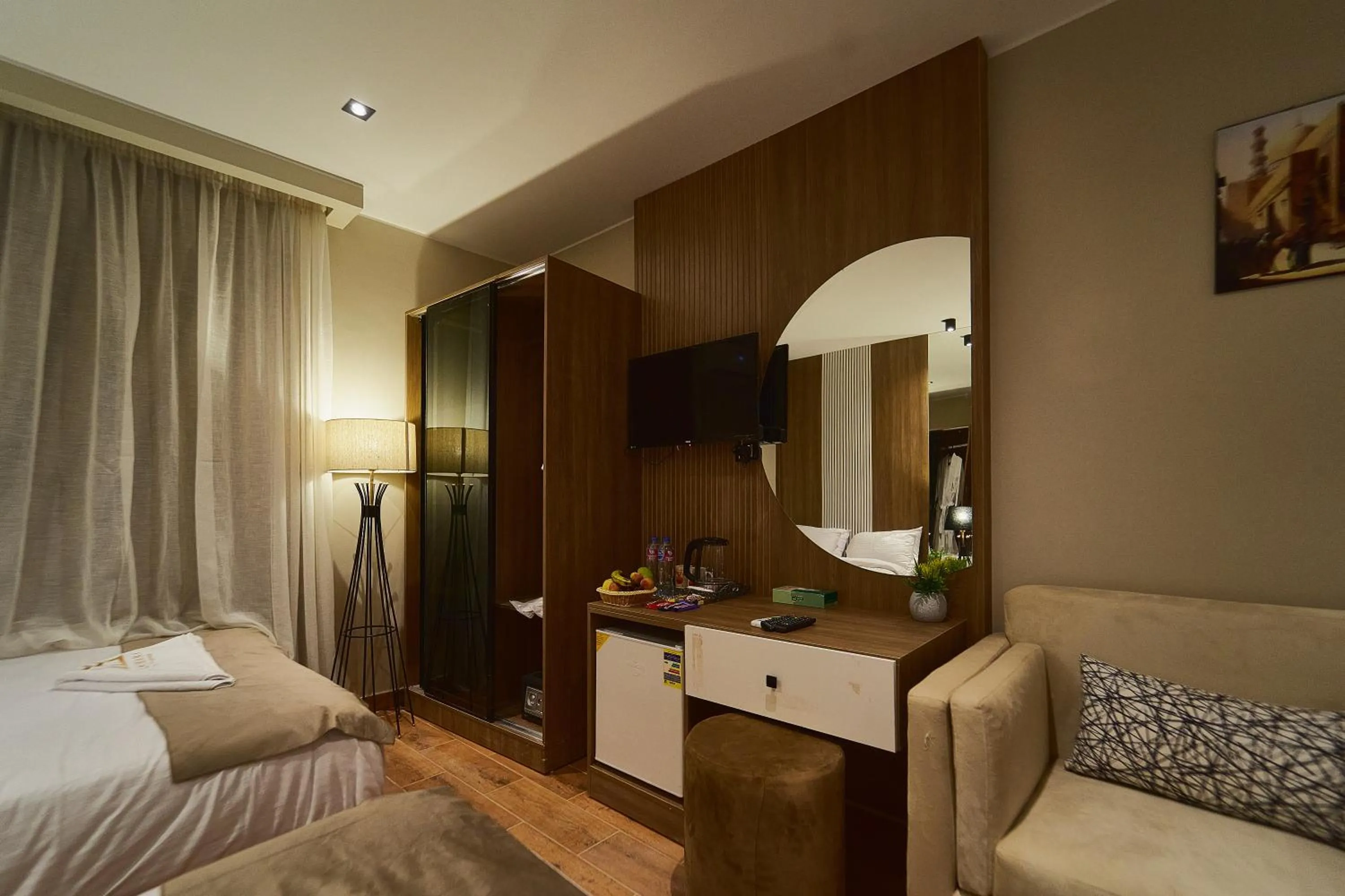 Bedroom, Bed in PANORAMA view pyramids