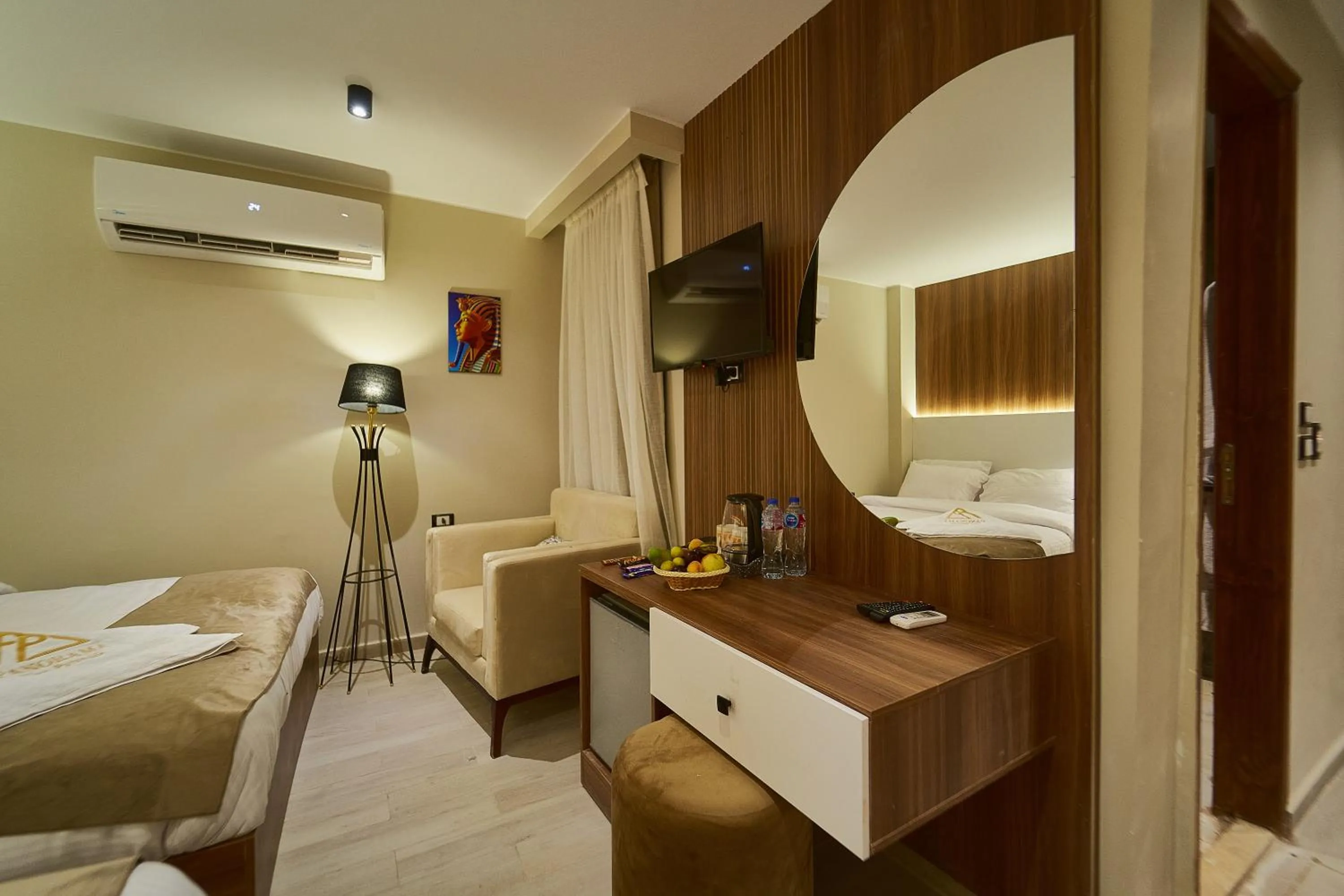 Bedroom, Bed in PANORAMA view pyramids