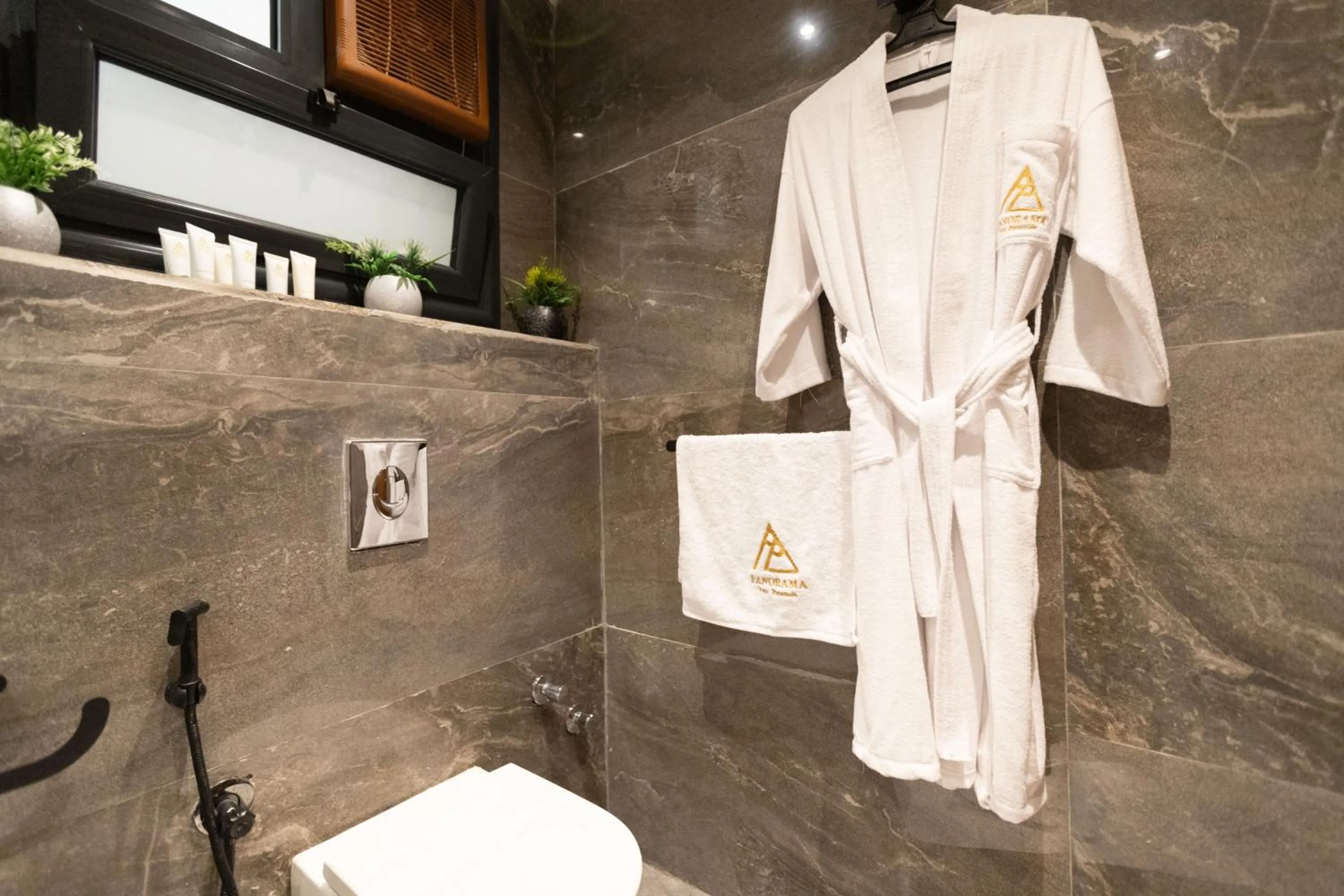 Bathroom in PANORAMA view pyramids