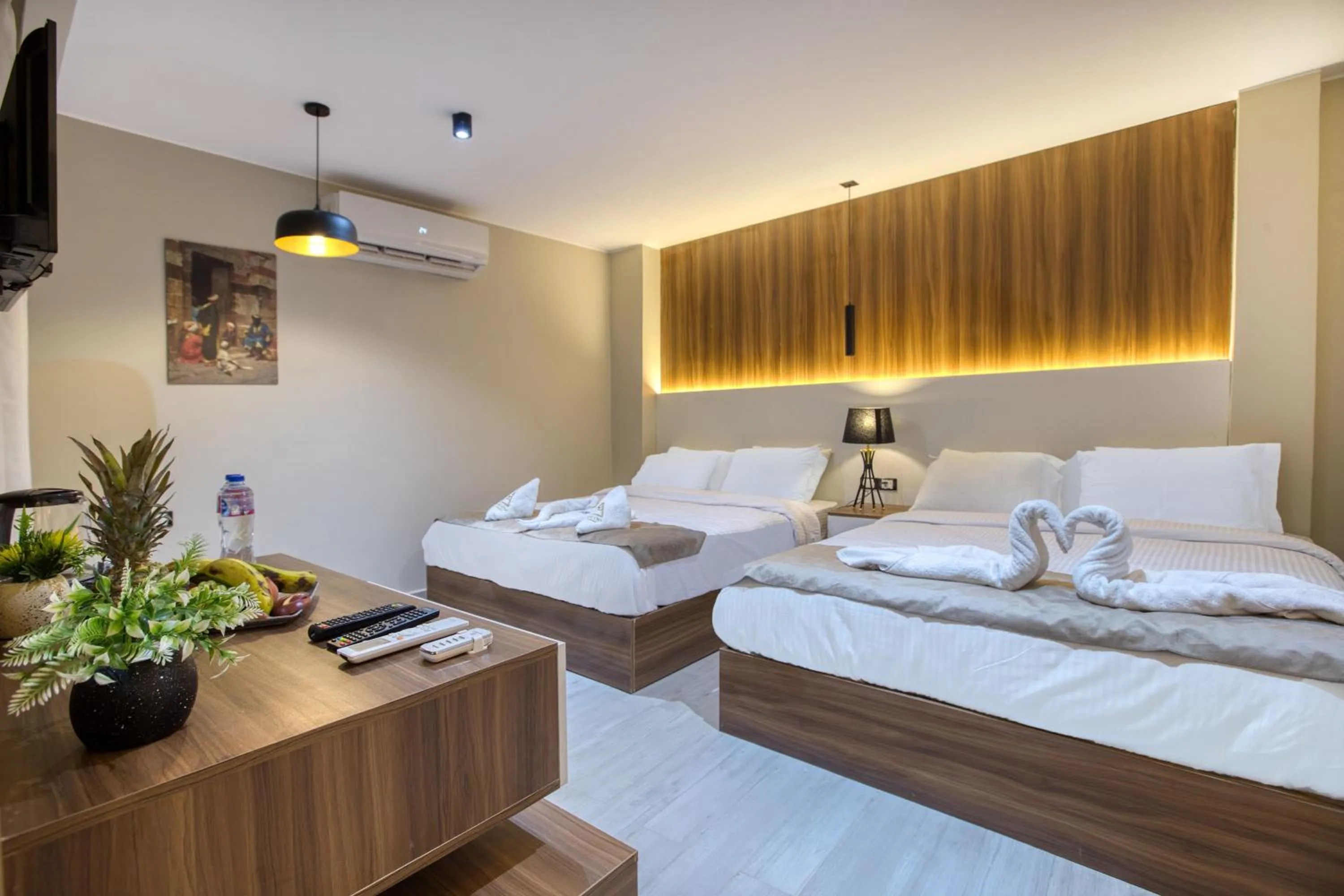 Bedroom, Bed in PANORAMA view pyramids