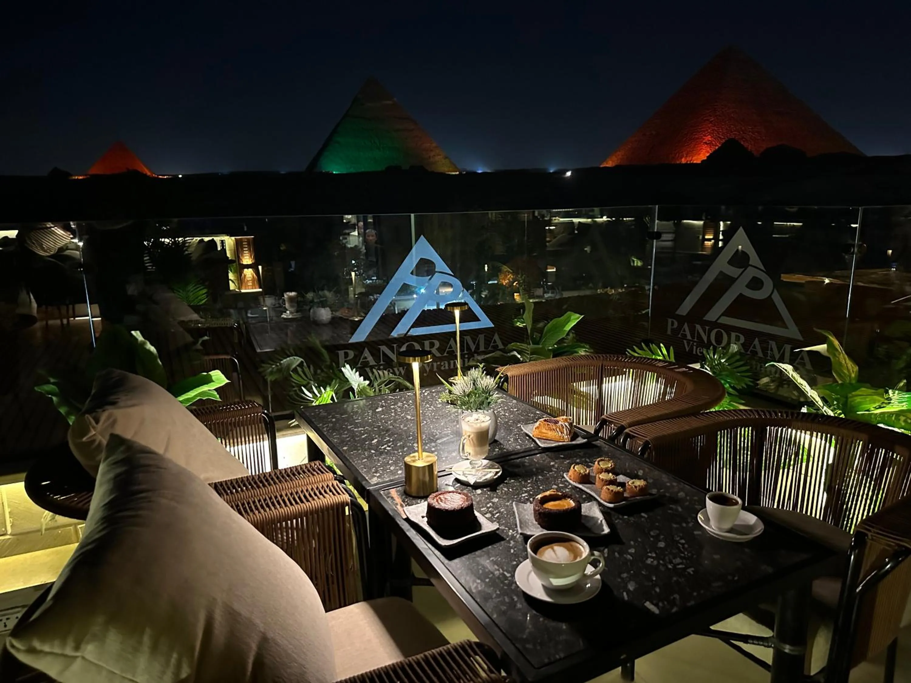 Restaurant/places to eat in PANORAMA view pyramids