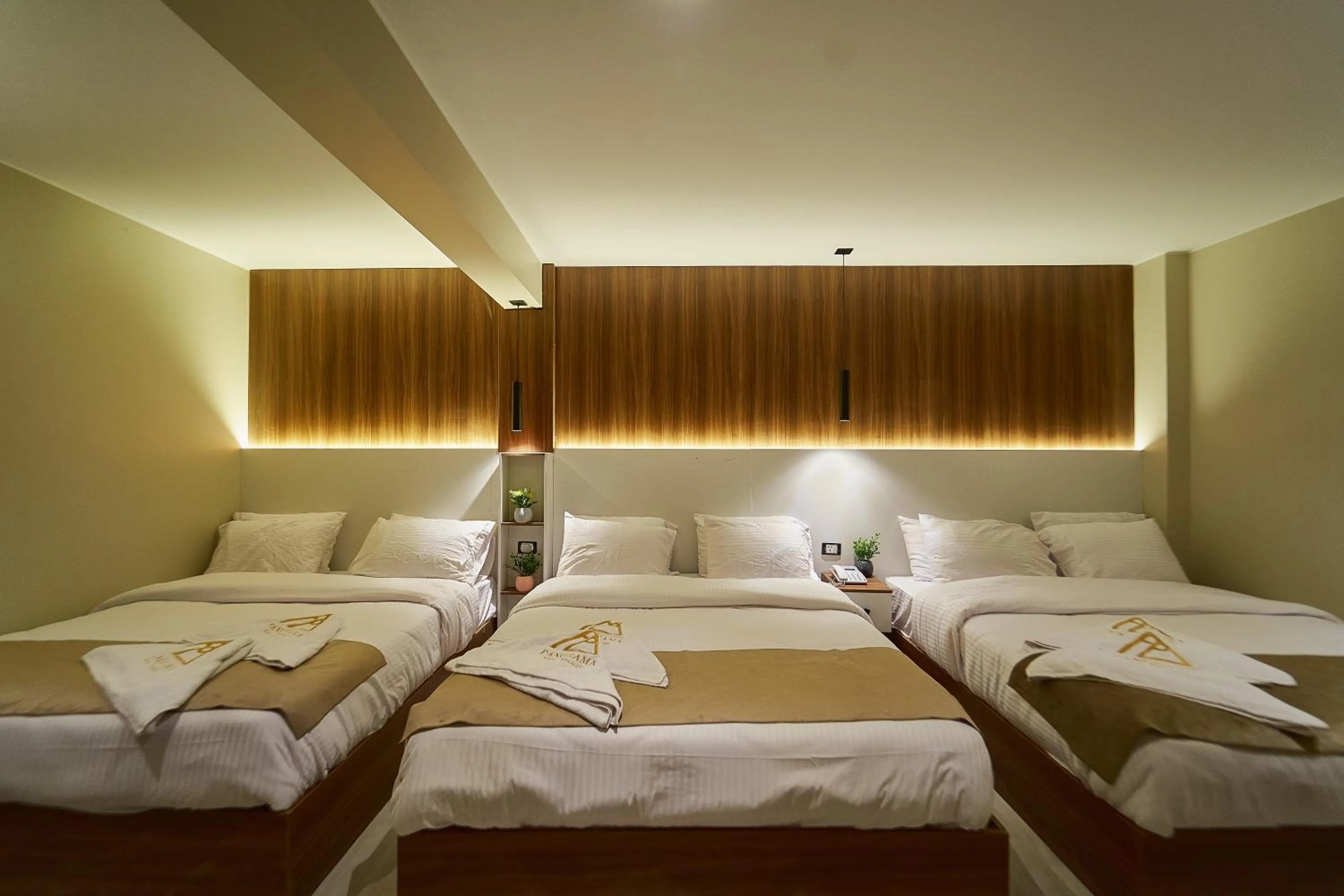 Bedroom, Bed in PANORAMA view pyramids