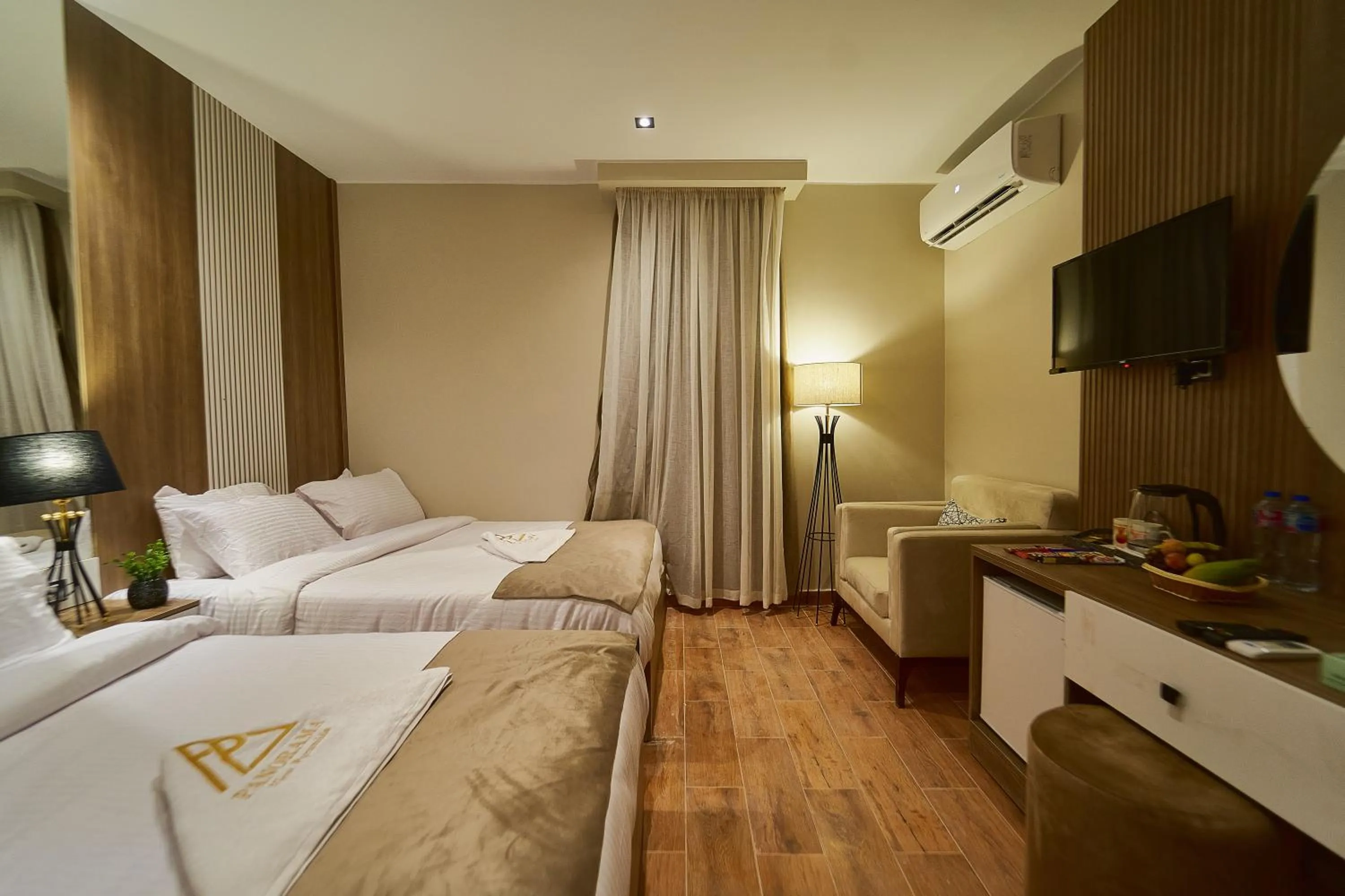 room service, Bed in PANORAMA view pyramids