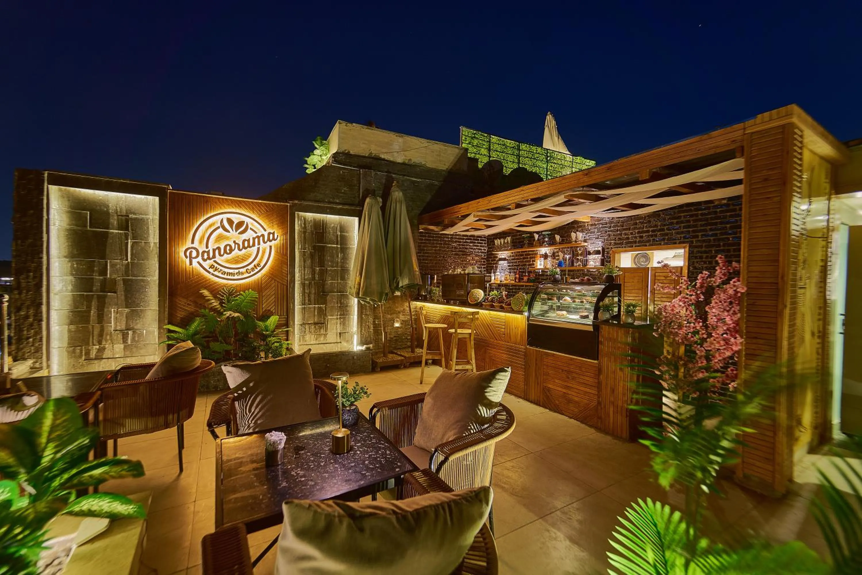 Restaurant/places to eat in PANORAMA view pyramids