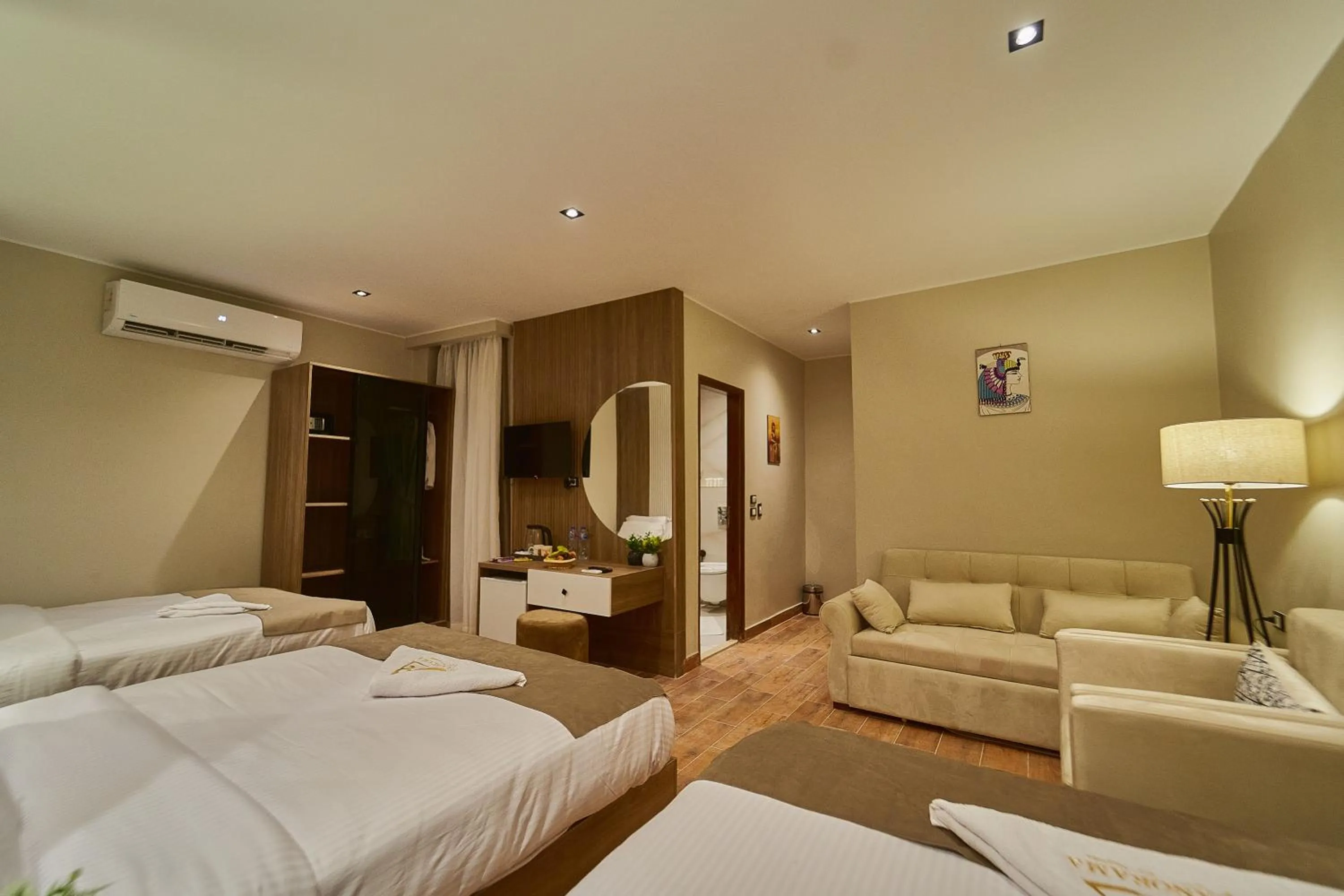 Bedroom, Bed in PANORAMA view pyramids