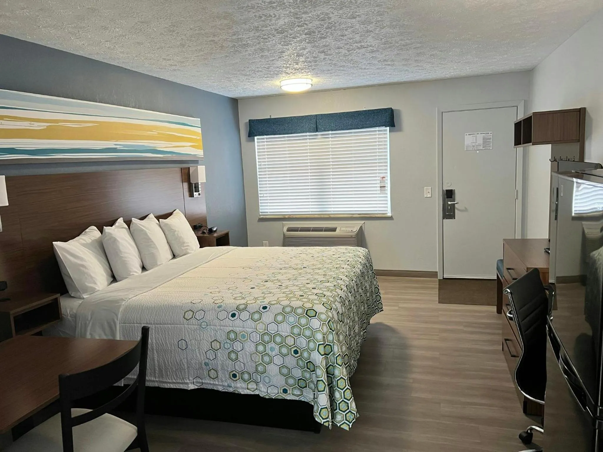 Photo of the whole room, Bed in HomeTowne Studios by Red Roof Georgetown, KY