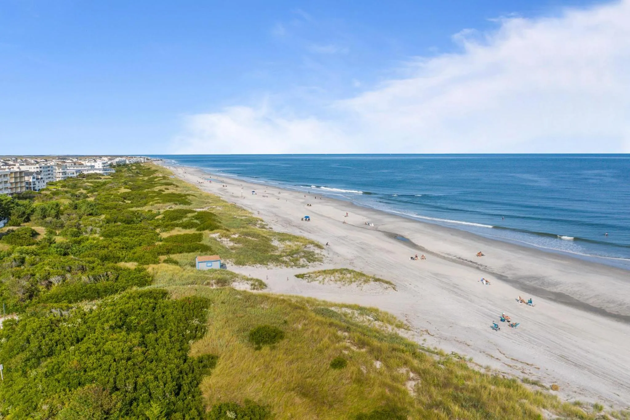Beach in Exquisitely Large Home Block and a half to Beach