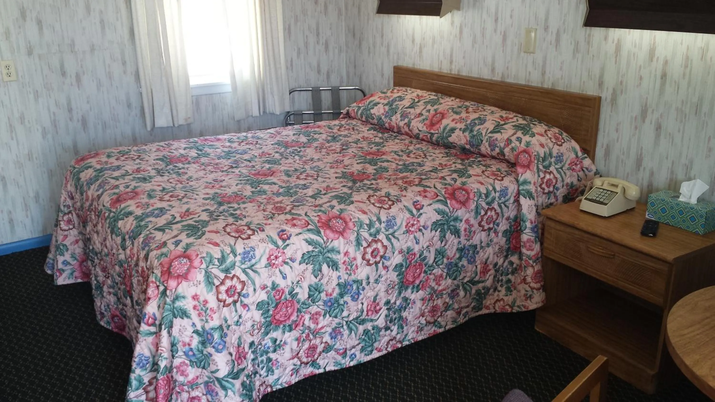 Photo of the whole room, Bed in Sunset Inn