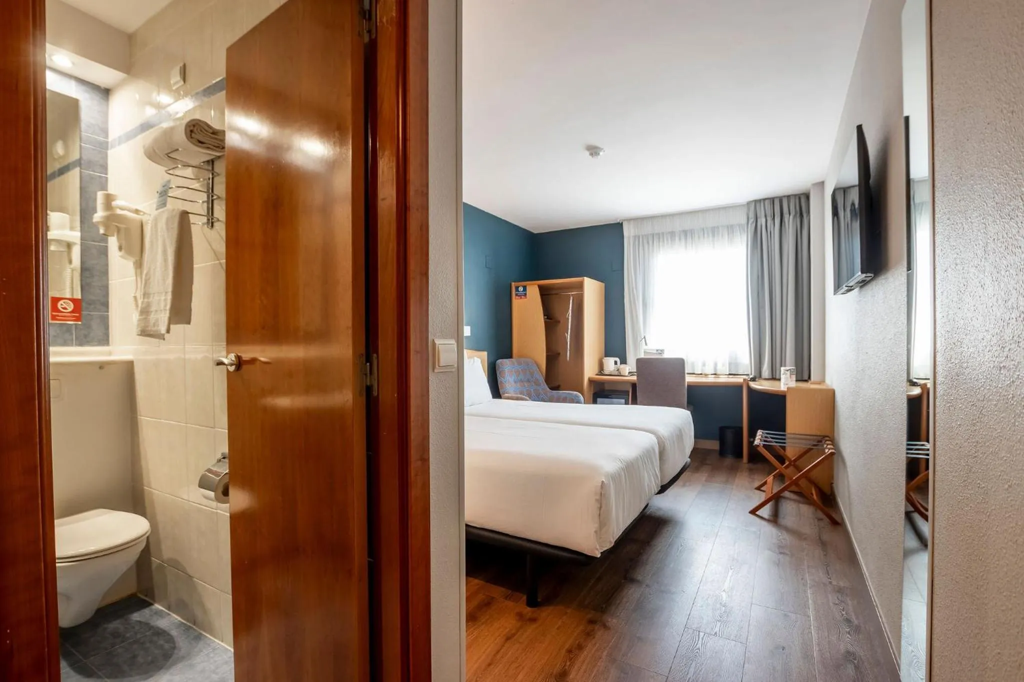 Bed in Travelodge Alicante Puerto