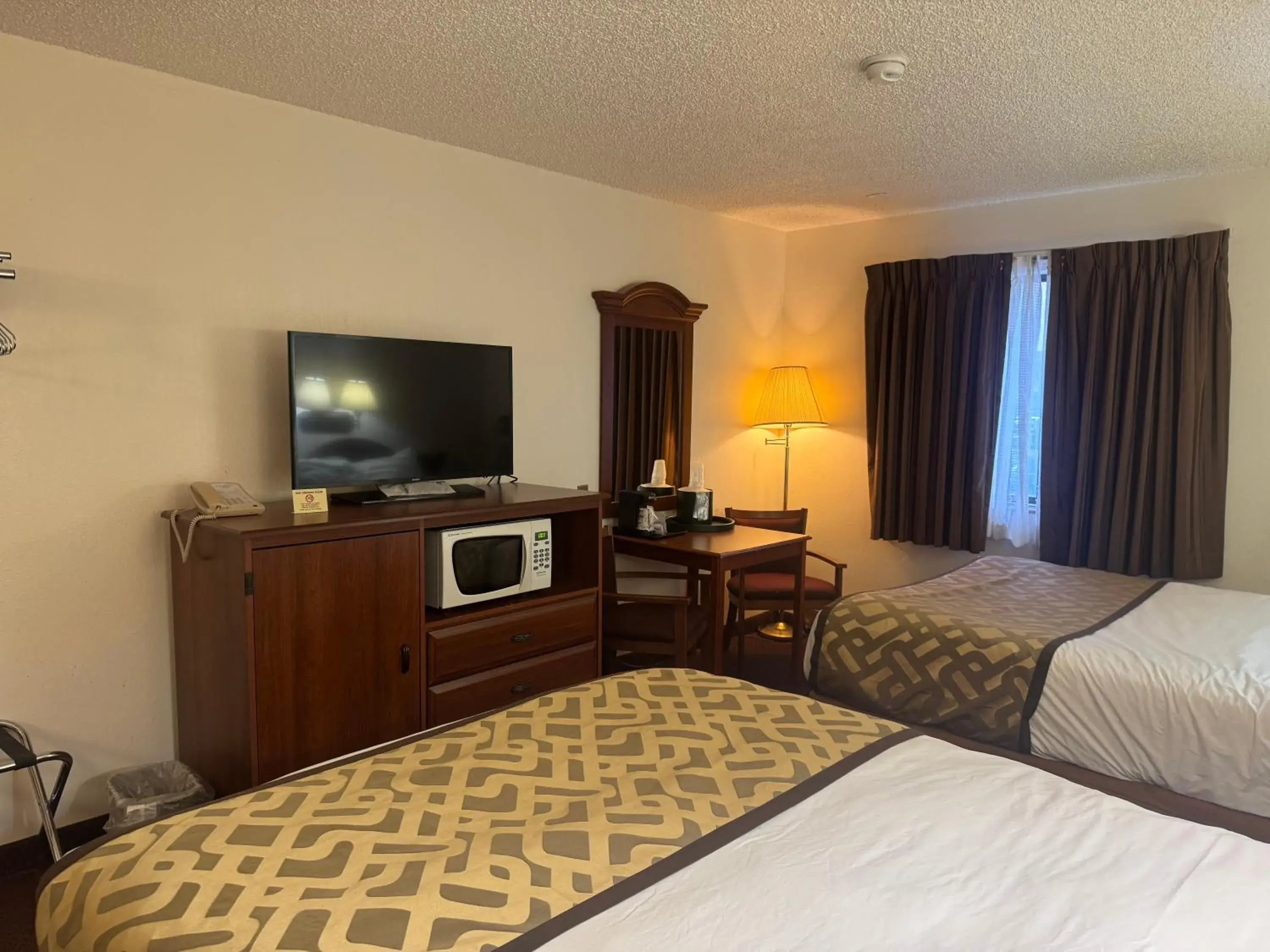 2 Queen Beds Non-Smoking in Lone Tree Inn 2 Queen Beds Non-Smoking in Lone Tree Inn