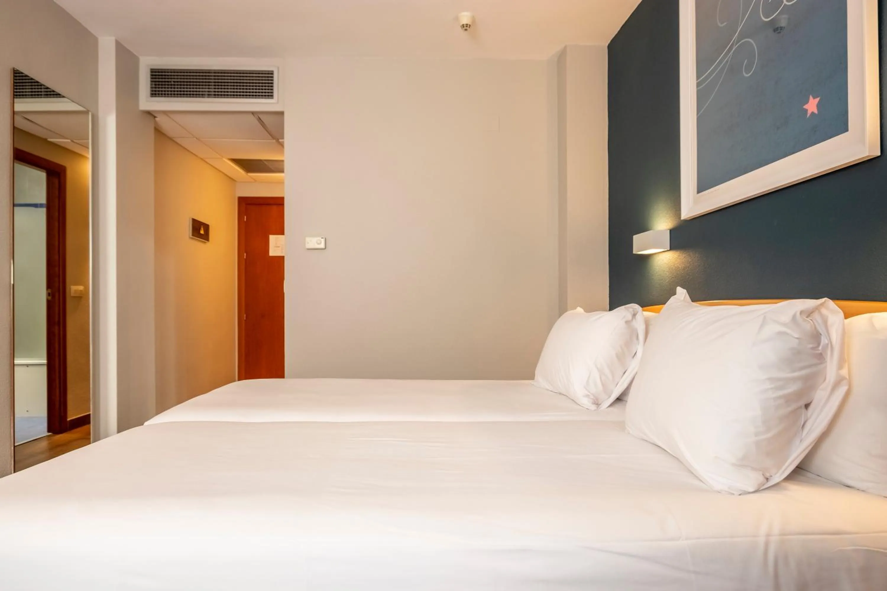 Photo of the whole room, Bed in Travelodge Murcia