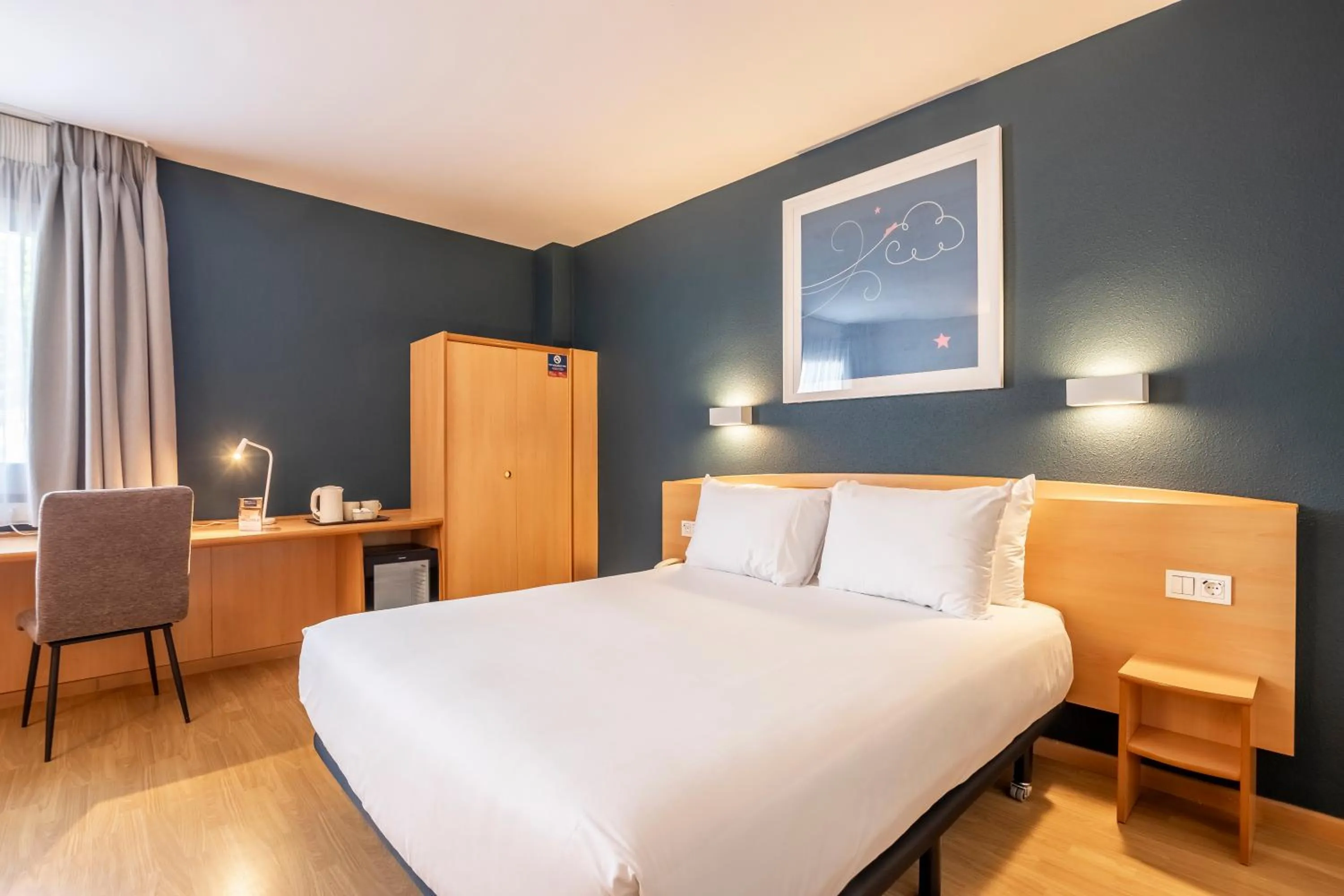 Photo of the whole room, Bed in Travelodge Murcia