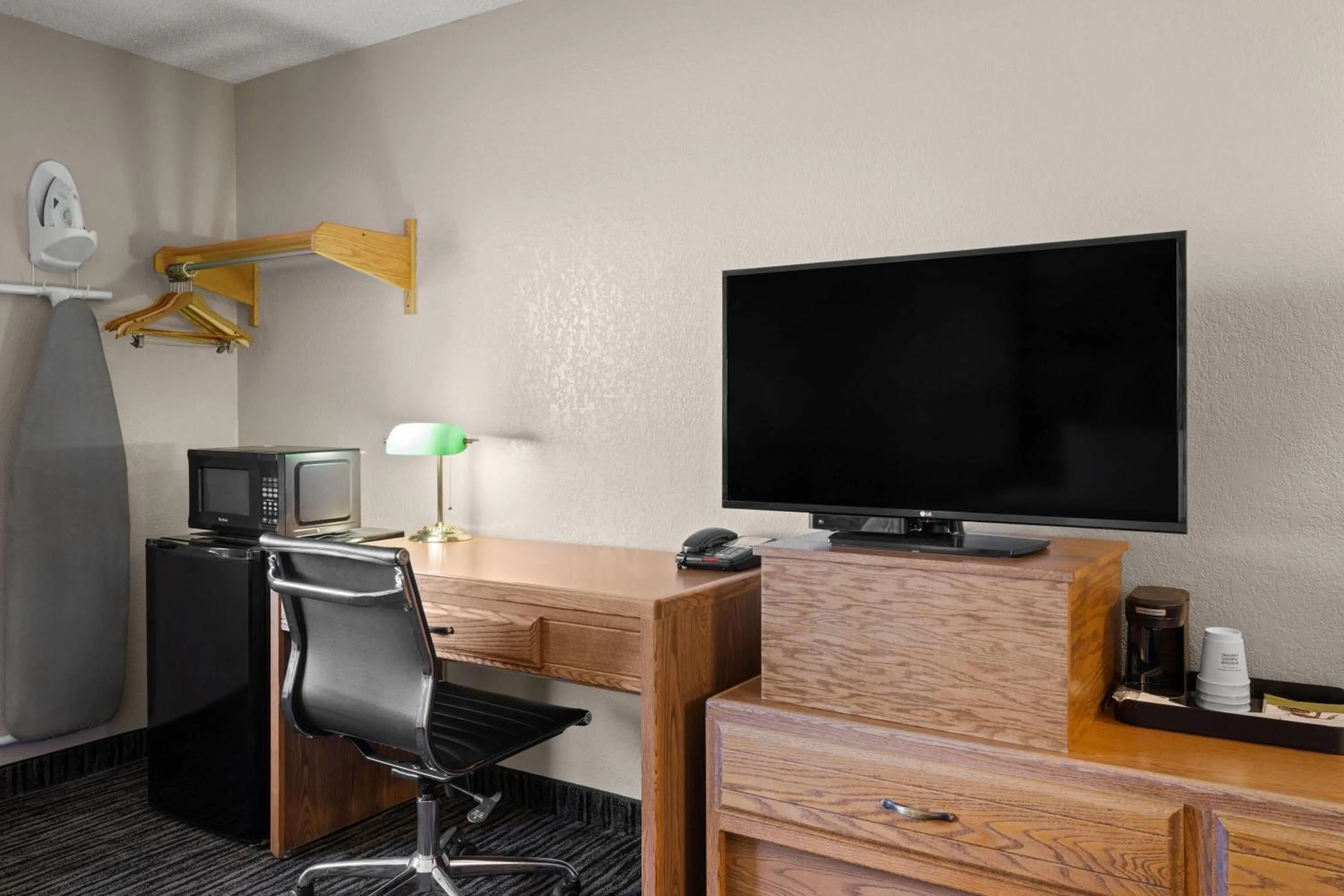 Photo of the whole room in Super 8 by Wyndham Lewistown