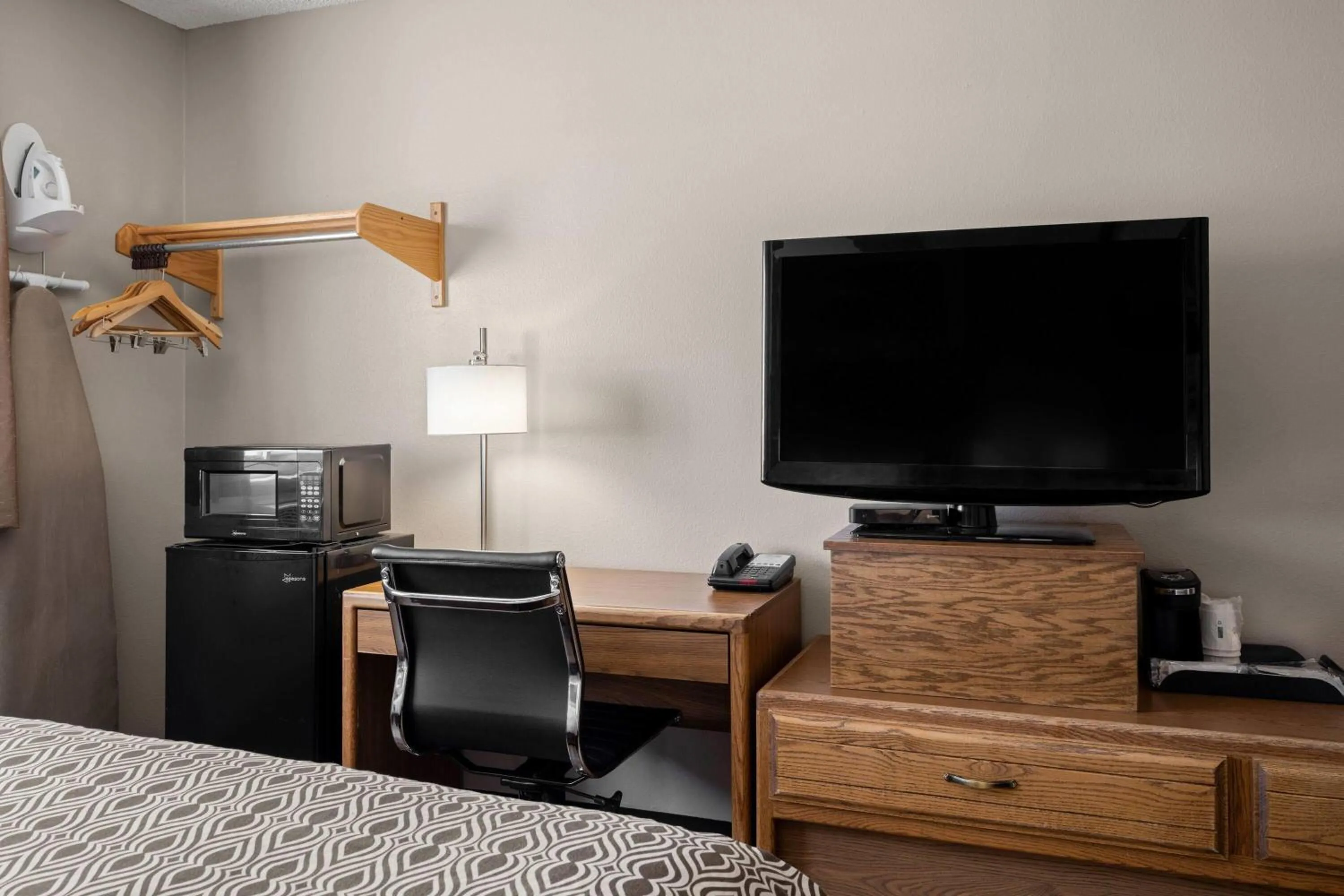 Photo of the whole room, Bed in Super 8 by Wyndham Lewistown