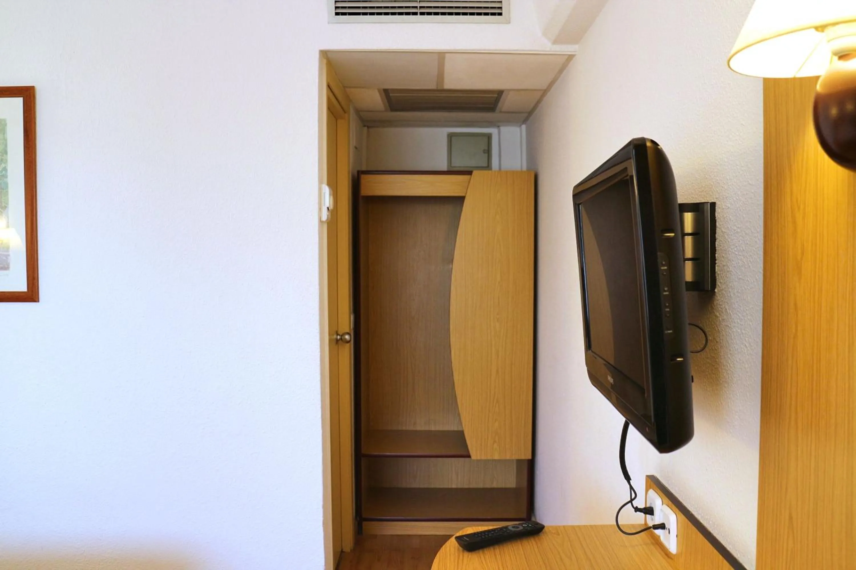 TV and multimedia in Travelodge Barcelona del Vallés