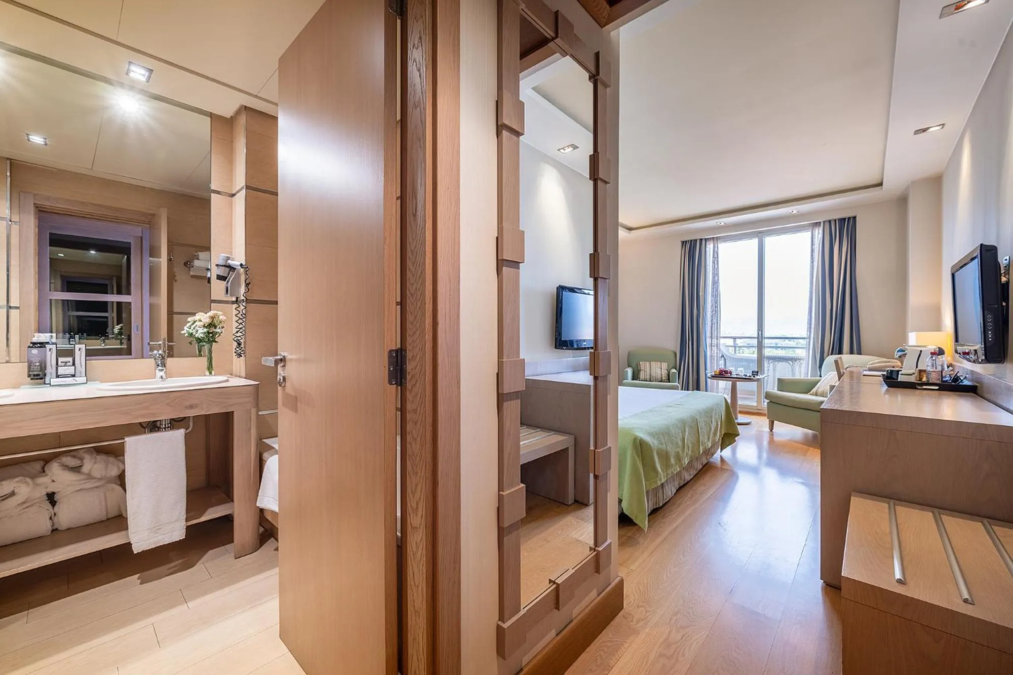 Bathroom, Bed in Hotel Nelva