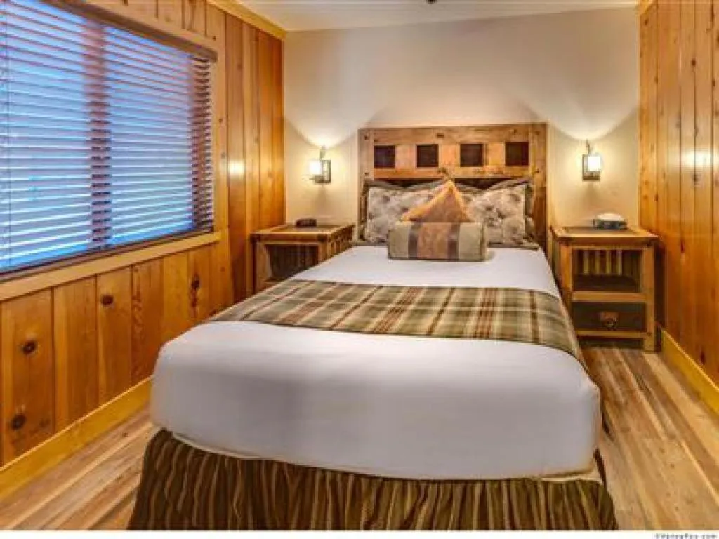 Bedroom, Bed in Cedar Glen Lodge