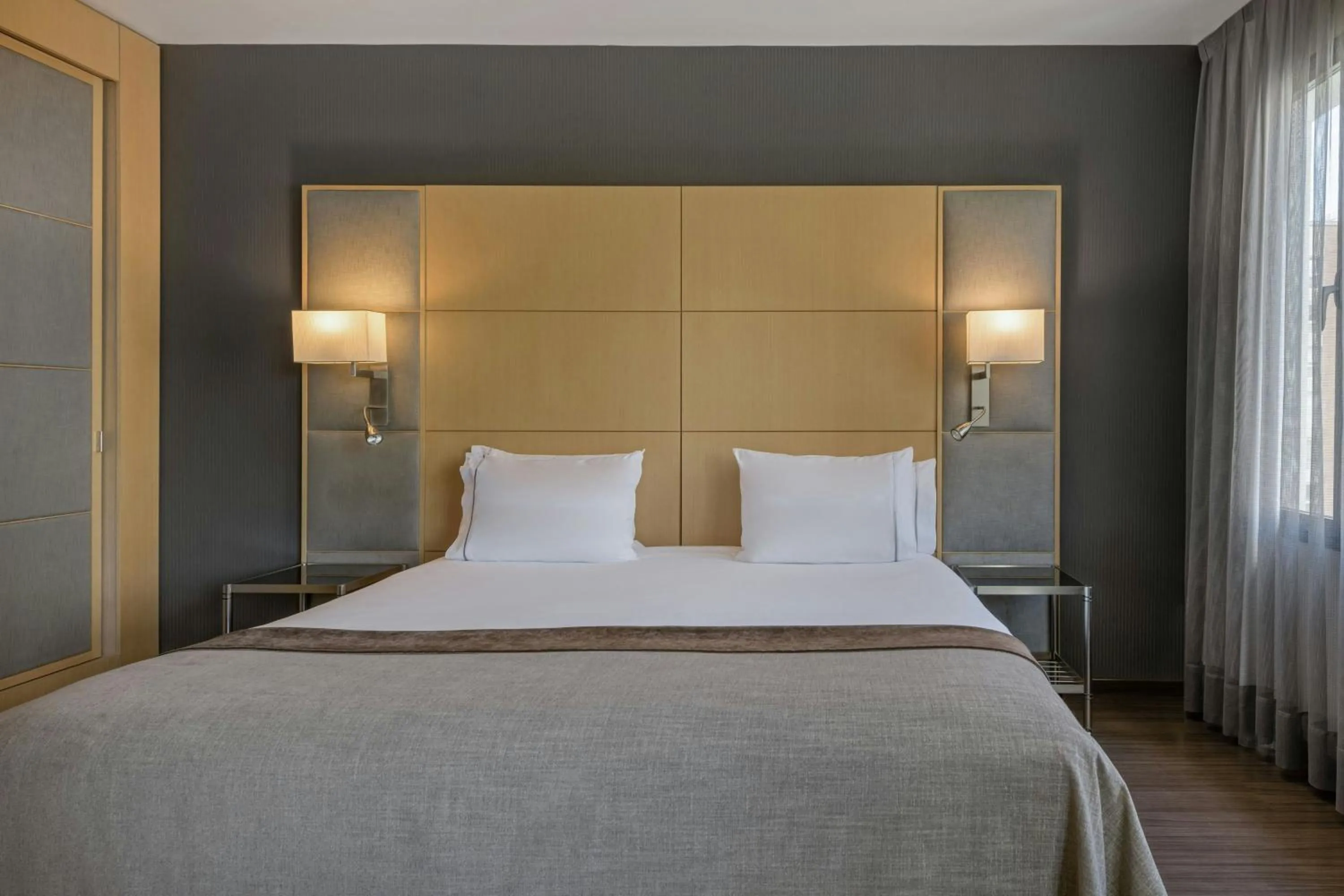 Living room, Bed in AC Hotel Victoria Suites by Marriott