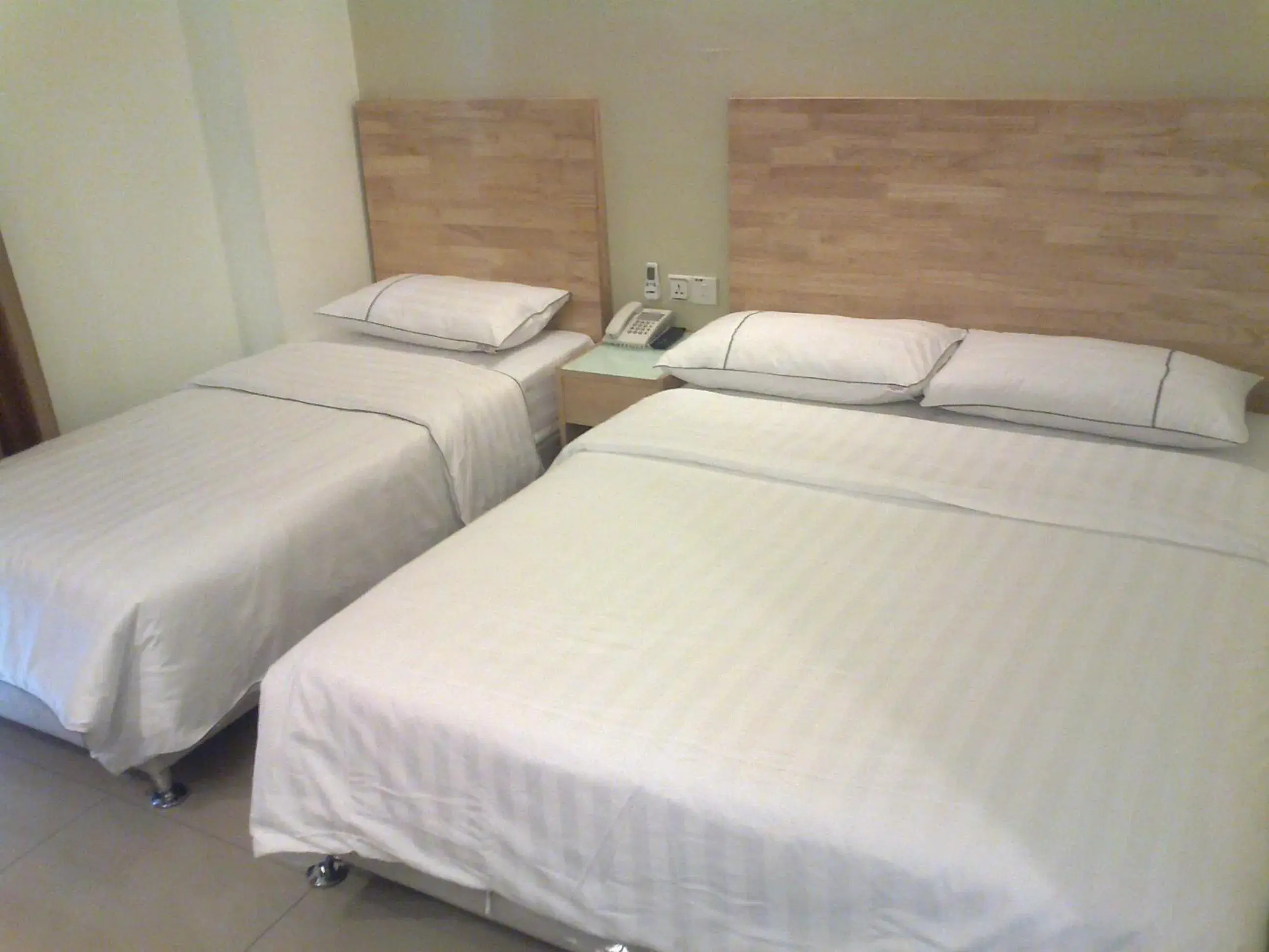 Triple Room with Bathroom in Hotel Desaria Triple Room with Bathroom in Hotel Desaria