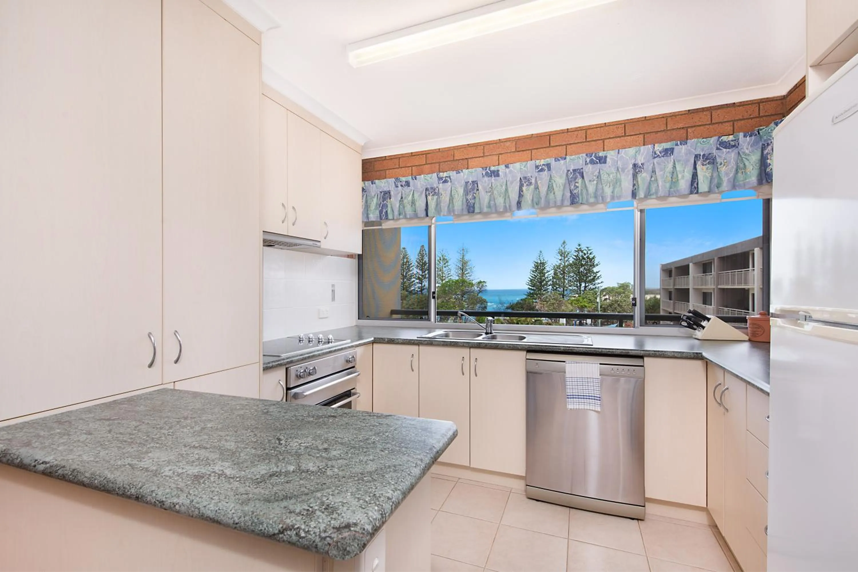 Kitchen or kitchenette in Joanne Apartments