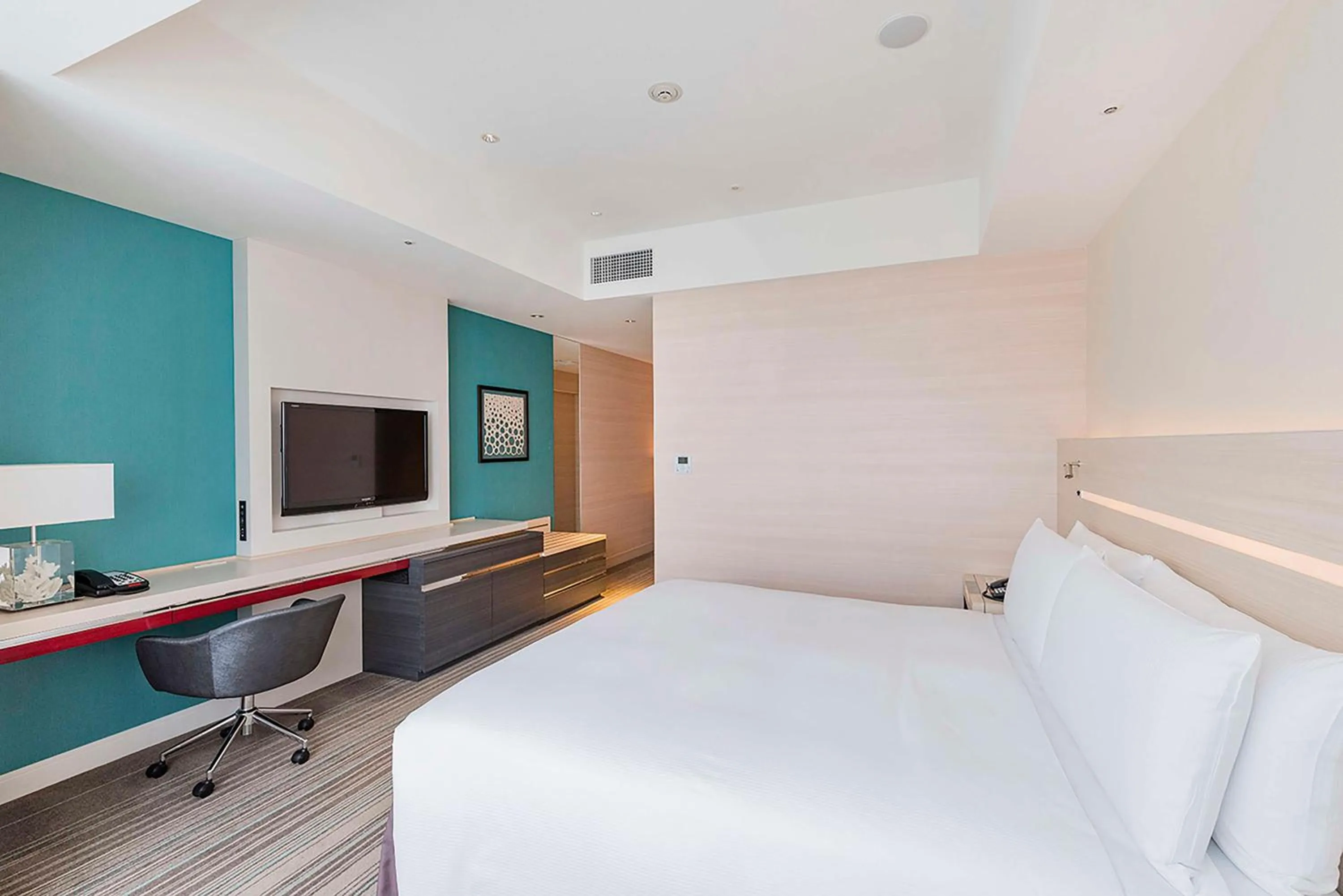 Bedroom, Bed in Hilton Okinawa Chatan Resort