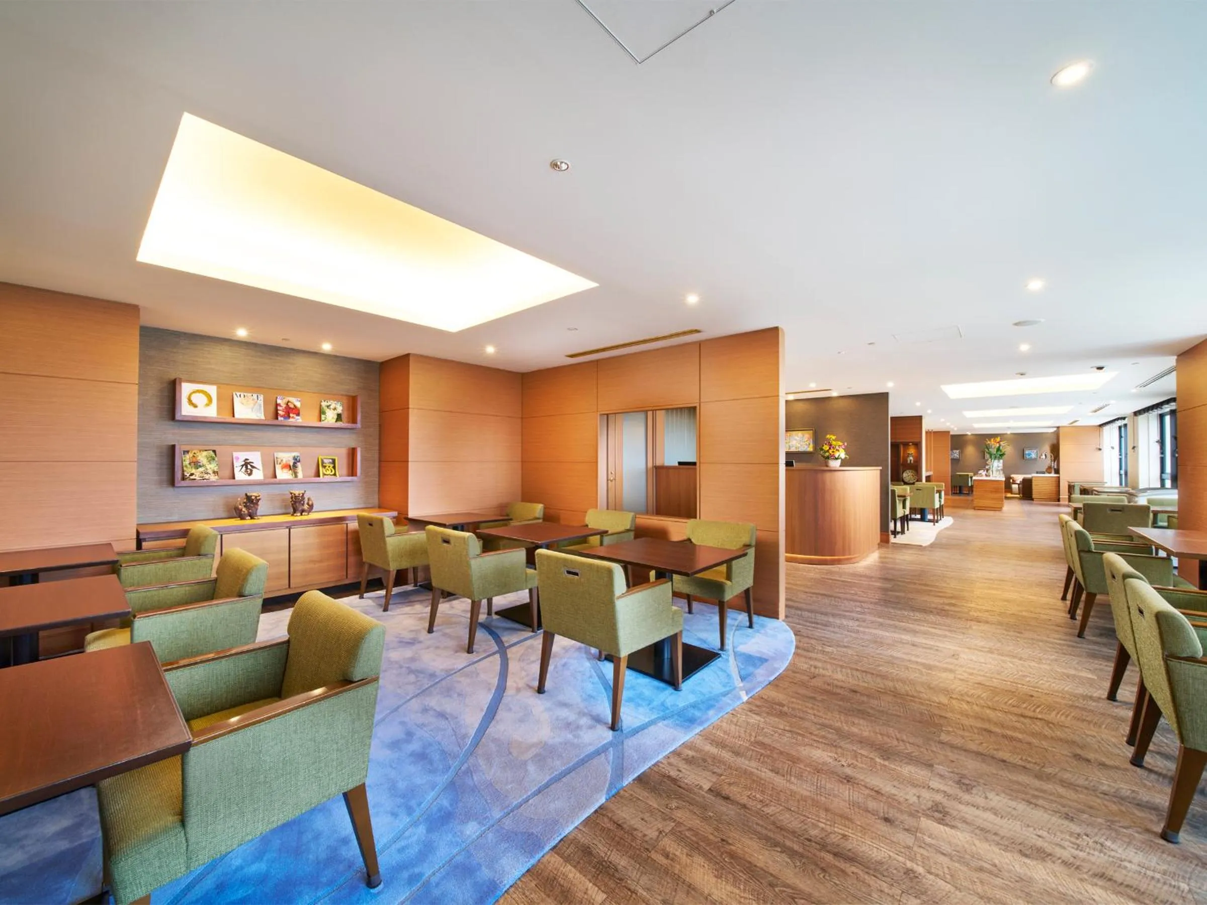 Lounge or bar in Hilton Okinawa Chatan Resort