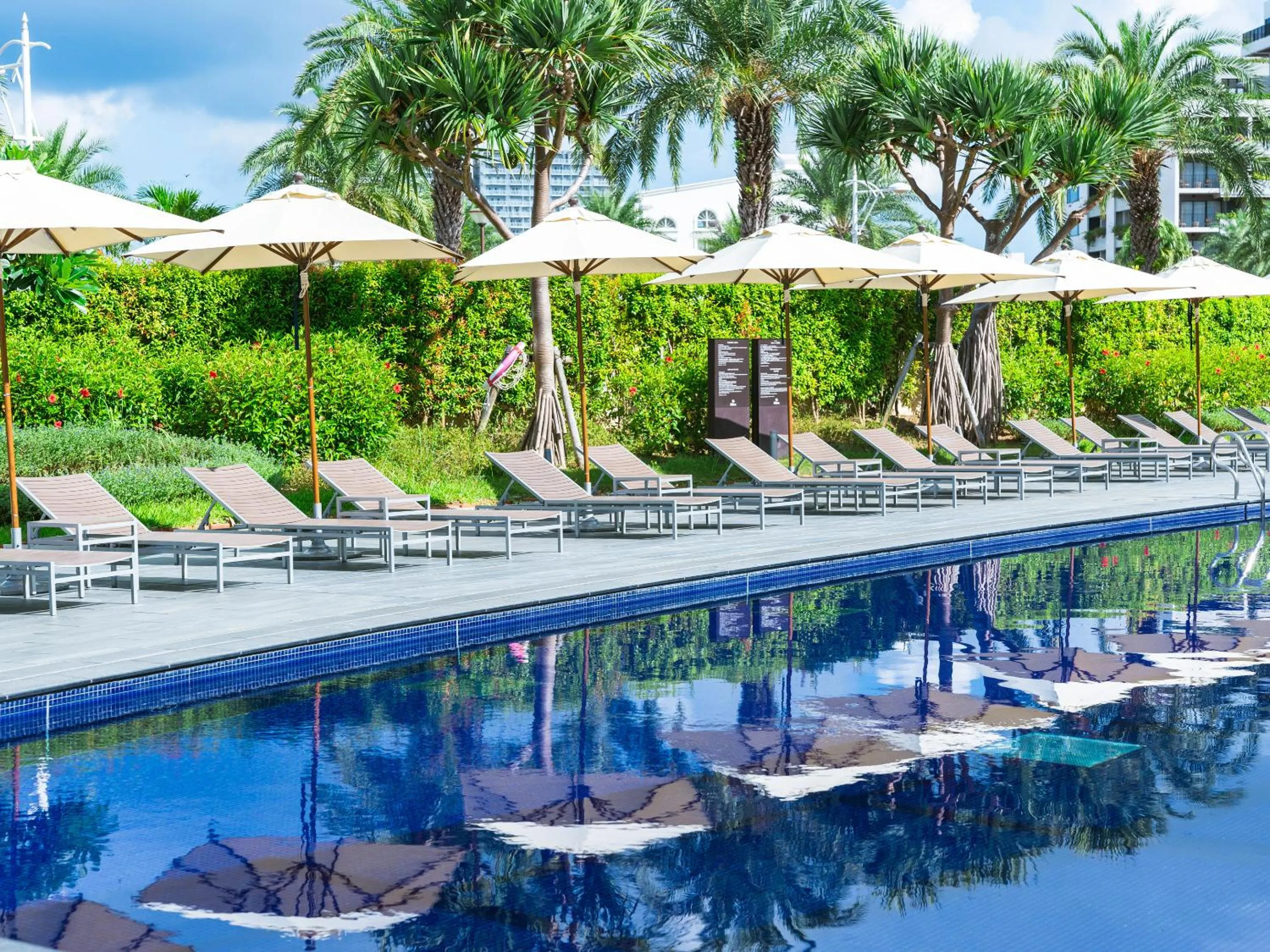 Swimming pool in Hilton Okinawa Chatan Resort