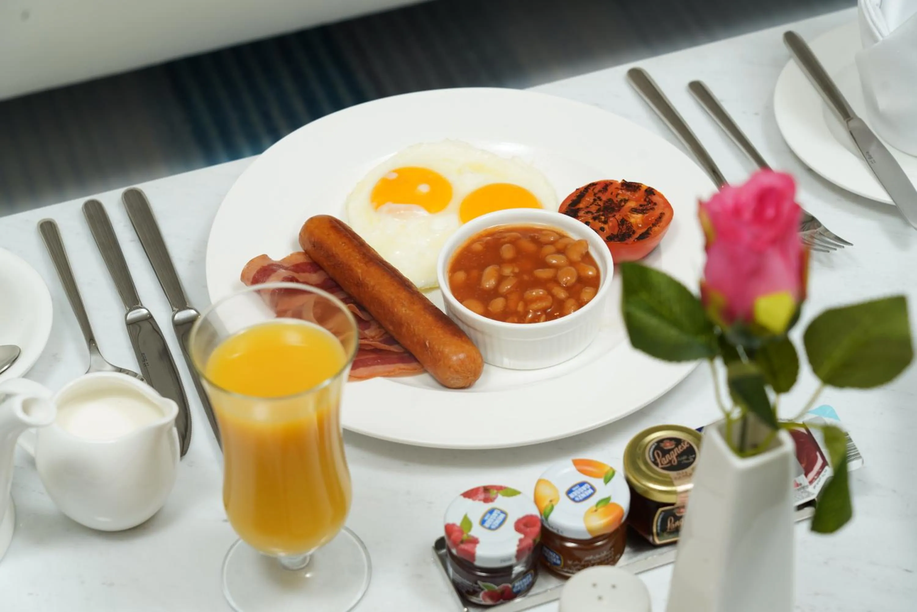 Food and drinks in C - Hotel and Suites Doha