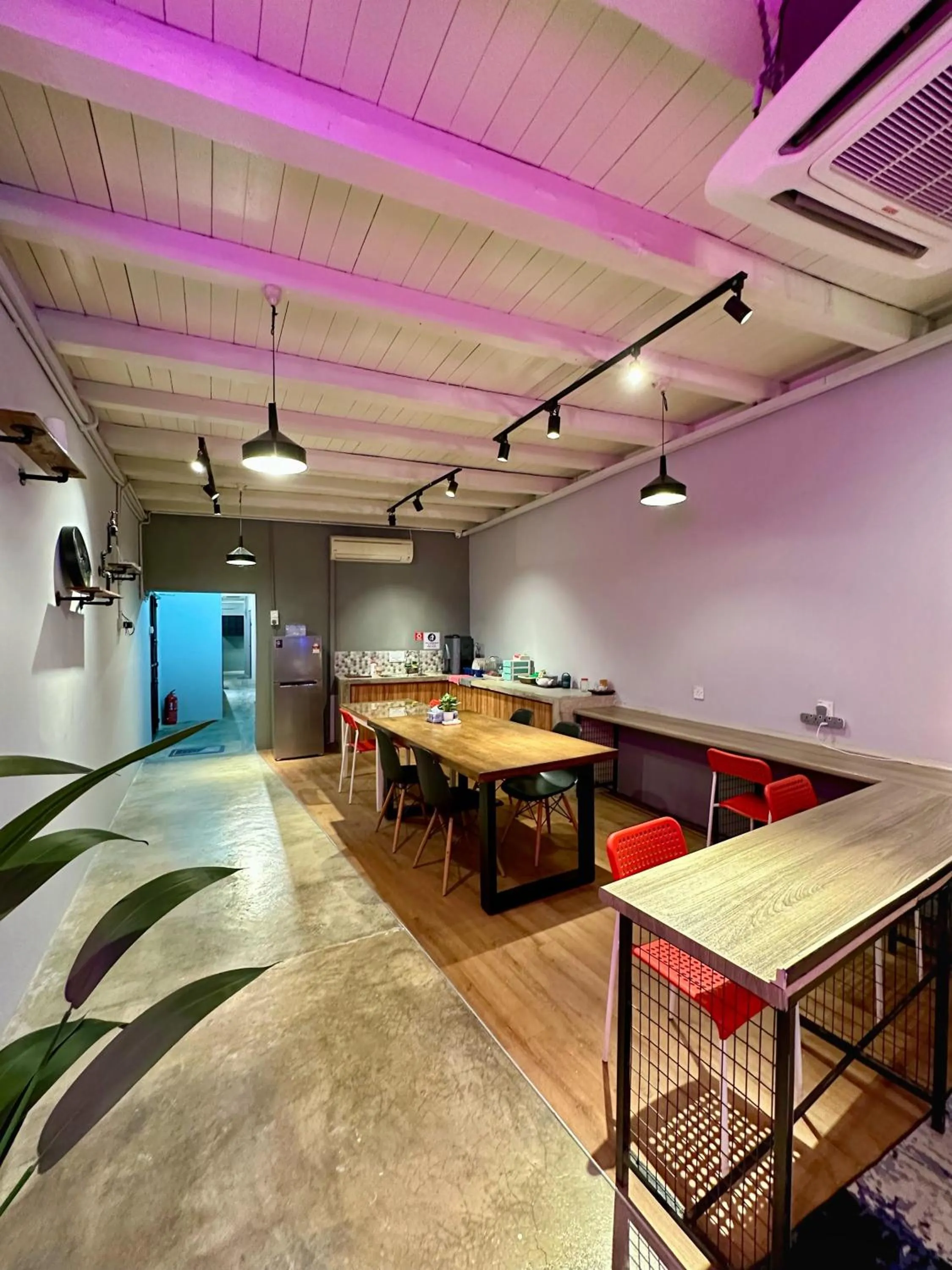 Communal lounge/ TV room in Swing & Pillows @ Beach Street