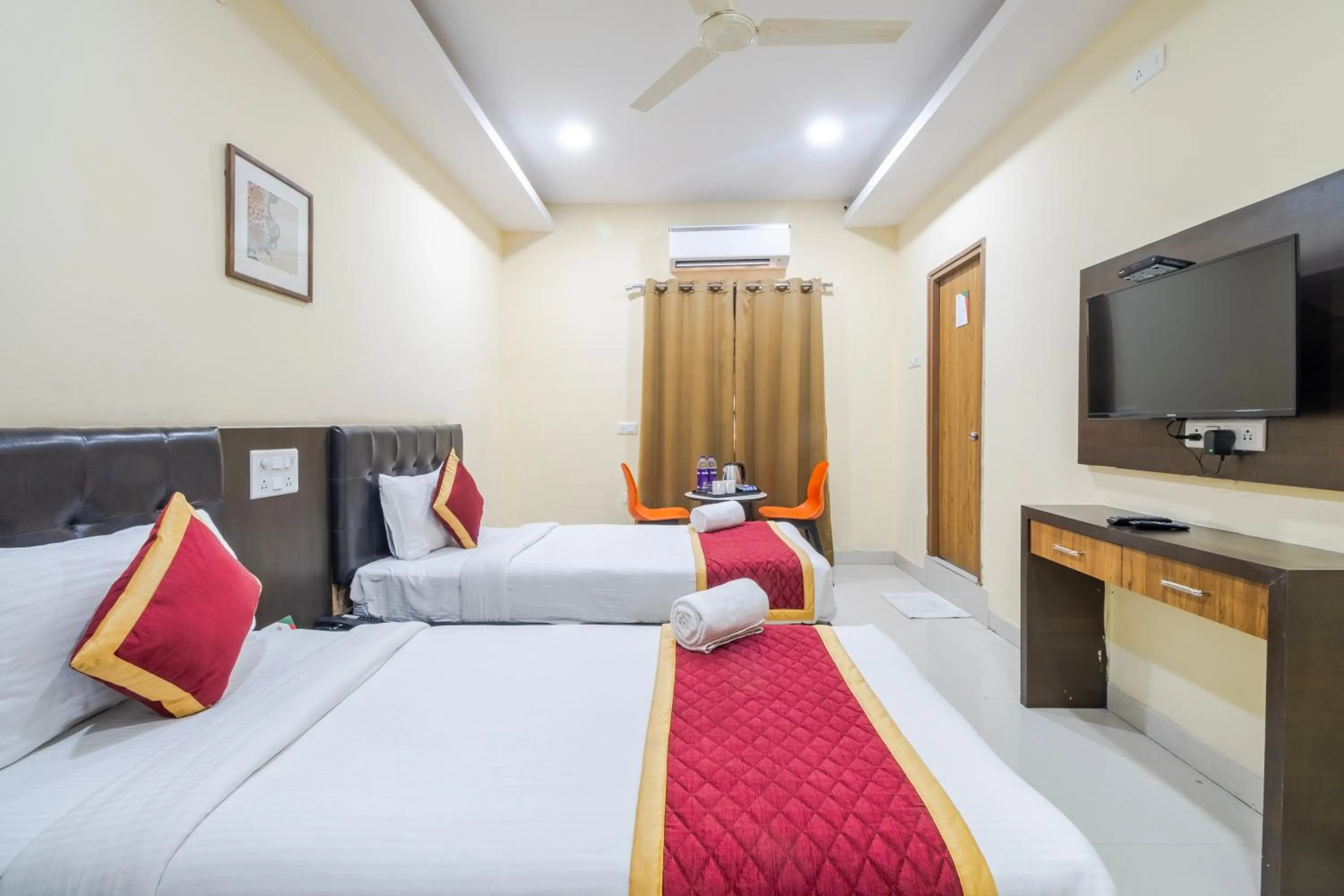 Bedroom, Bed in Lemonridge Hotels Kukatpally