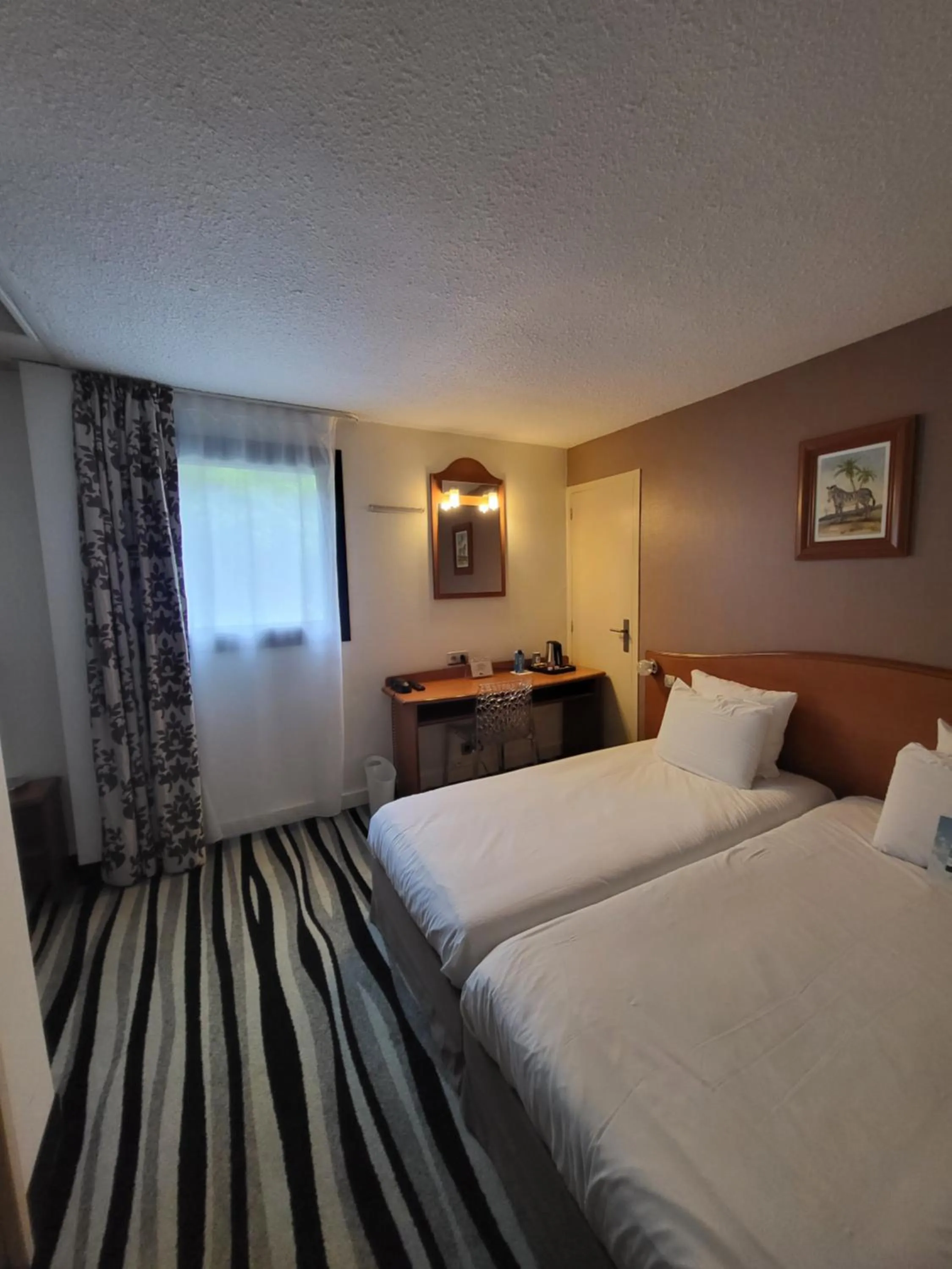 Bedroom, Bed in Kyriad Saint Quentin en Yvelines - Montigny