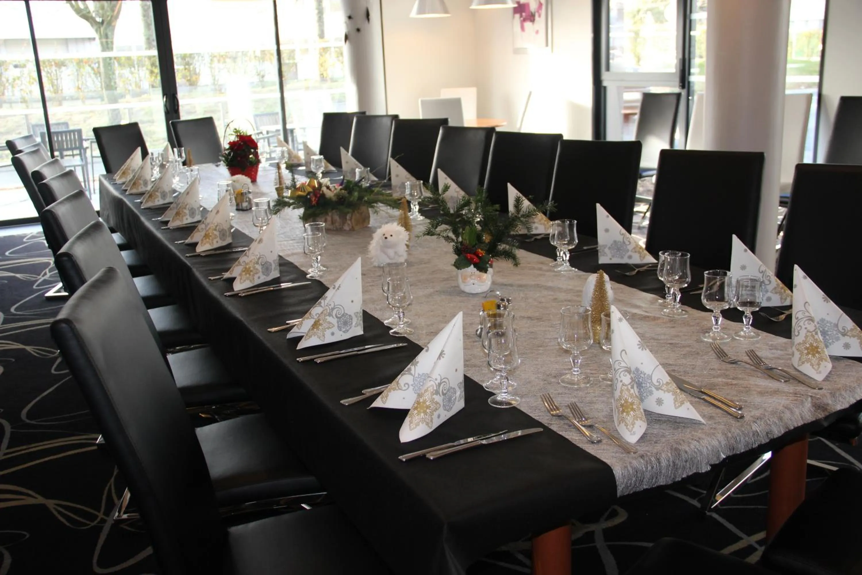 Restaurant/places to eat in Kyriad Saint Quentin en Yvelines - Montigny