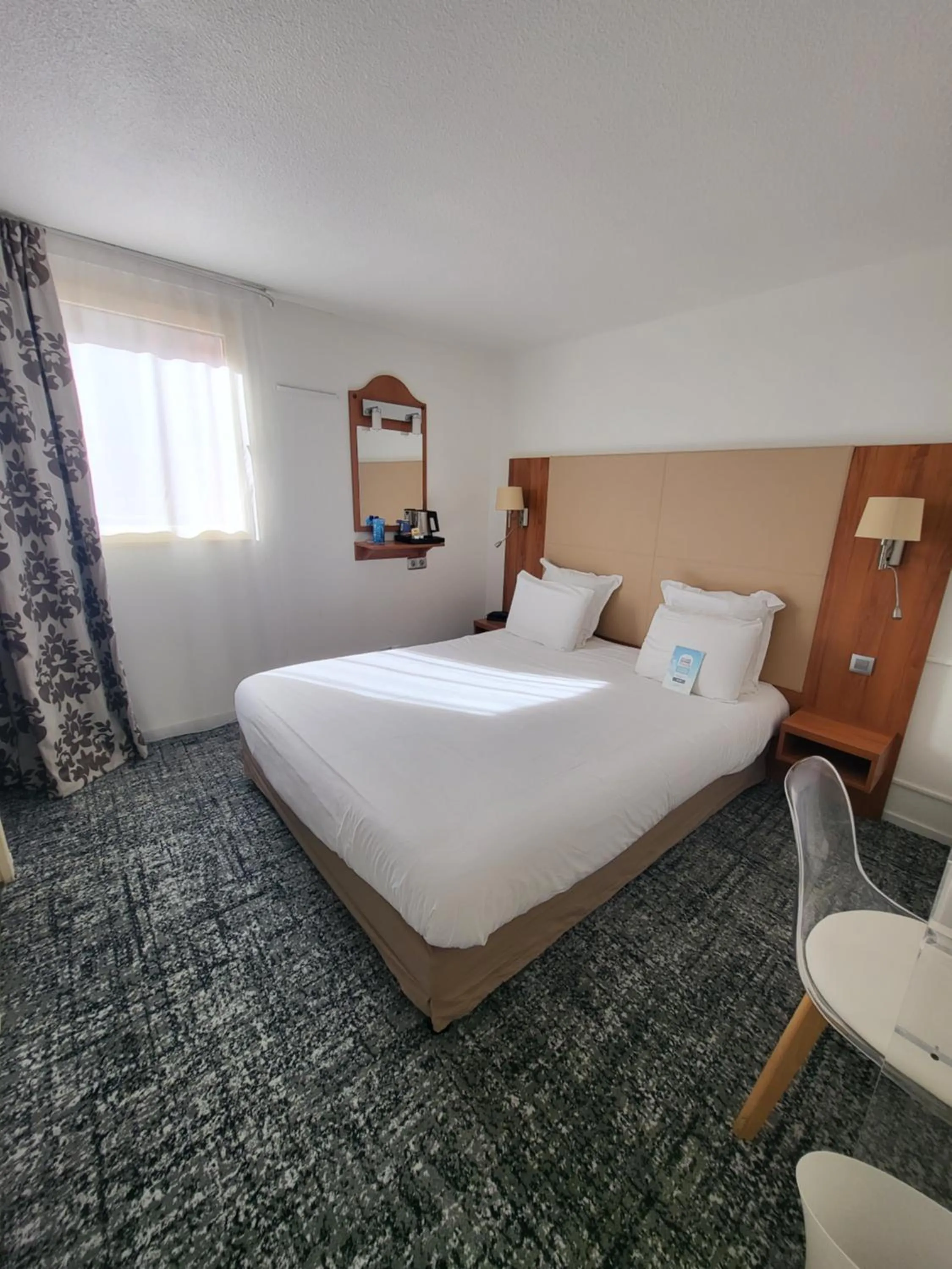 Bed in Kyriad Saint Quentin en Yvelines - Montigny