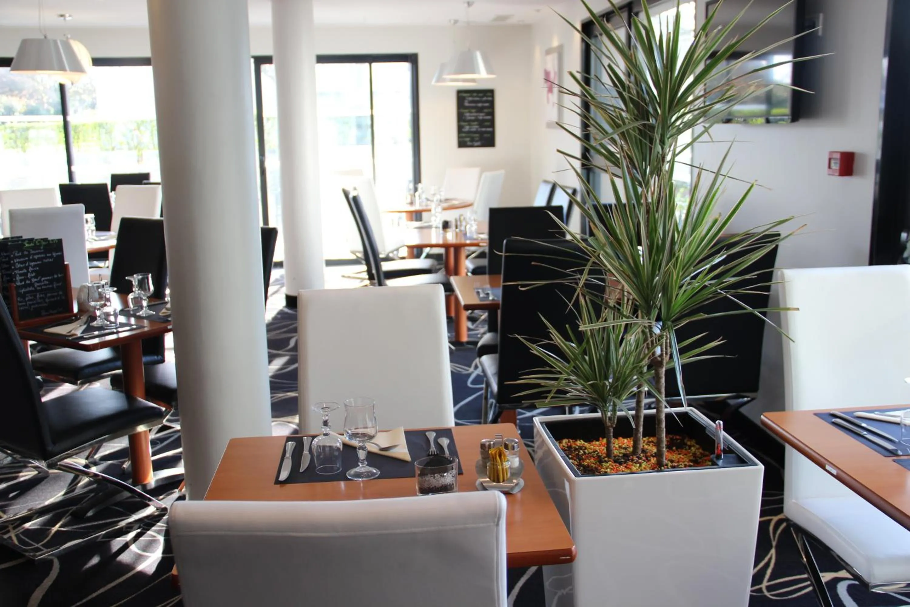 Restaurant/places to eat in Kyriad Saint Quentin en Yvelines - Montigny