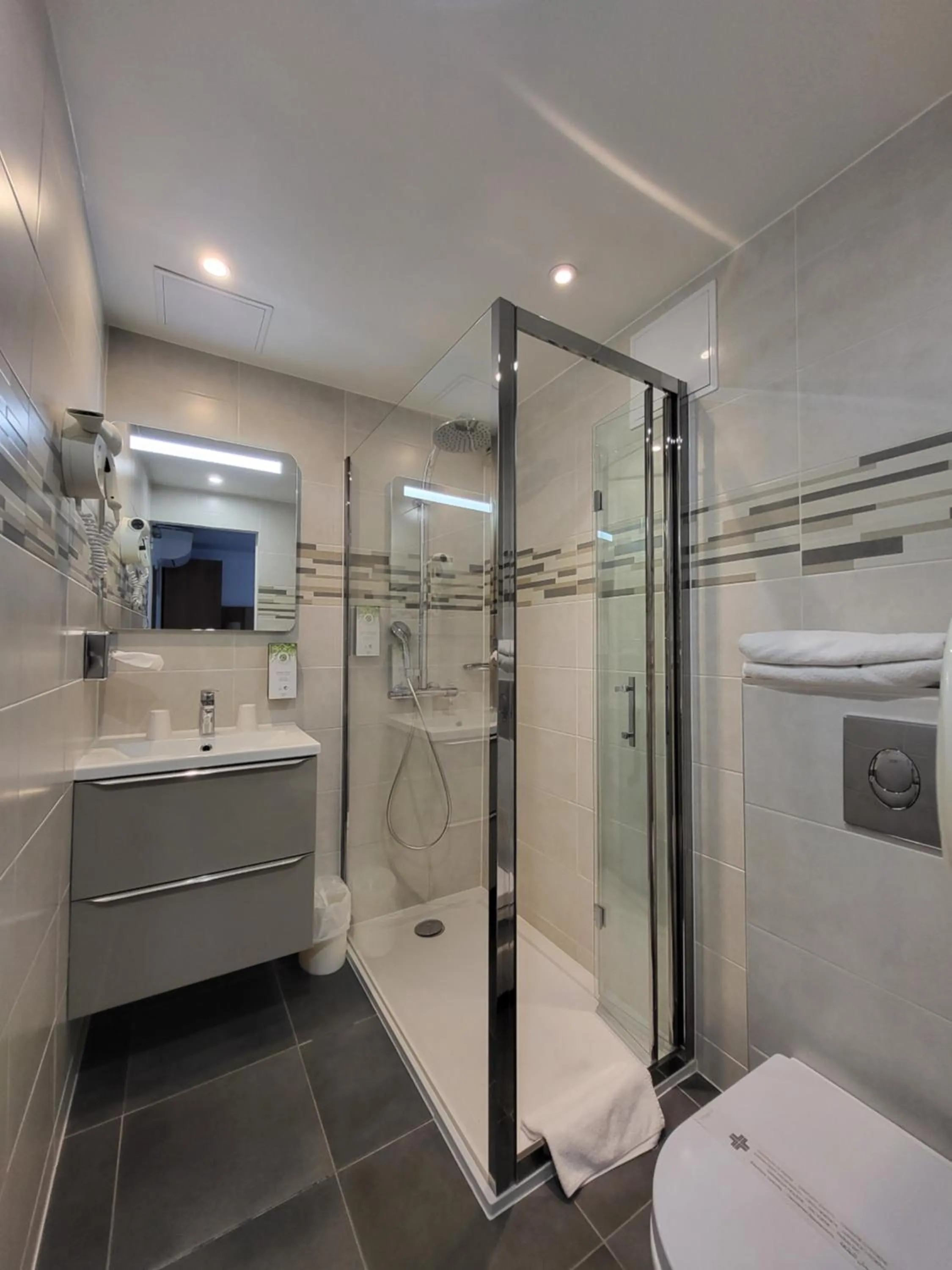 Shower in Kyriad Saint Quentin en Yvelines - Montigny