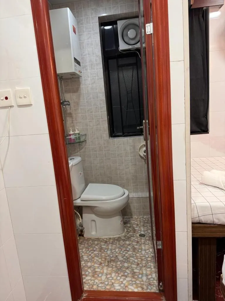 Shower in Australia Lounge