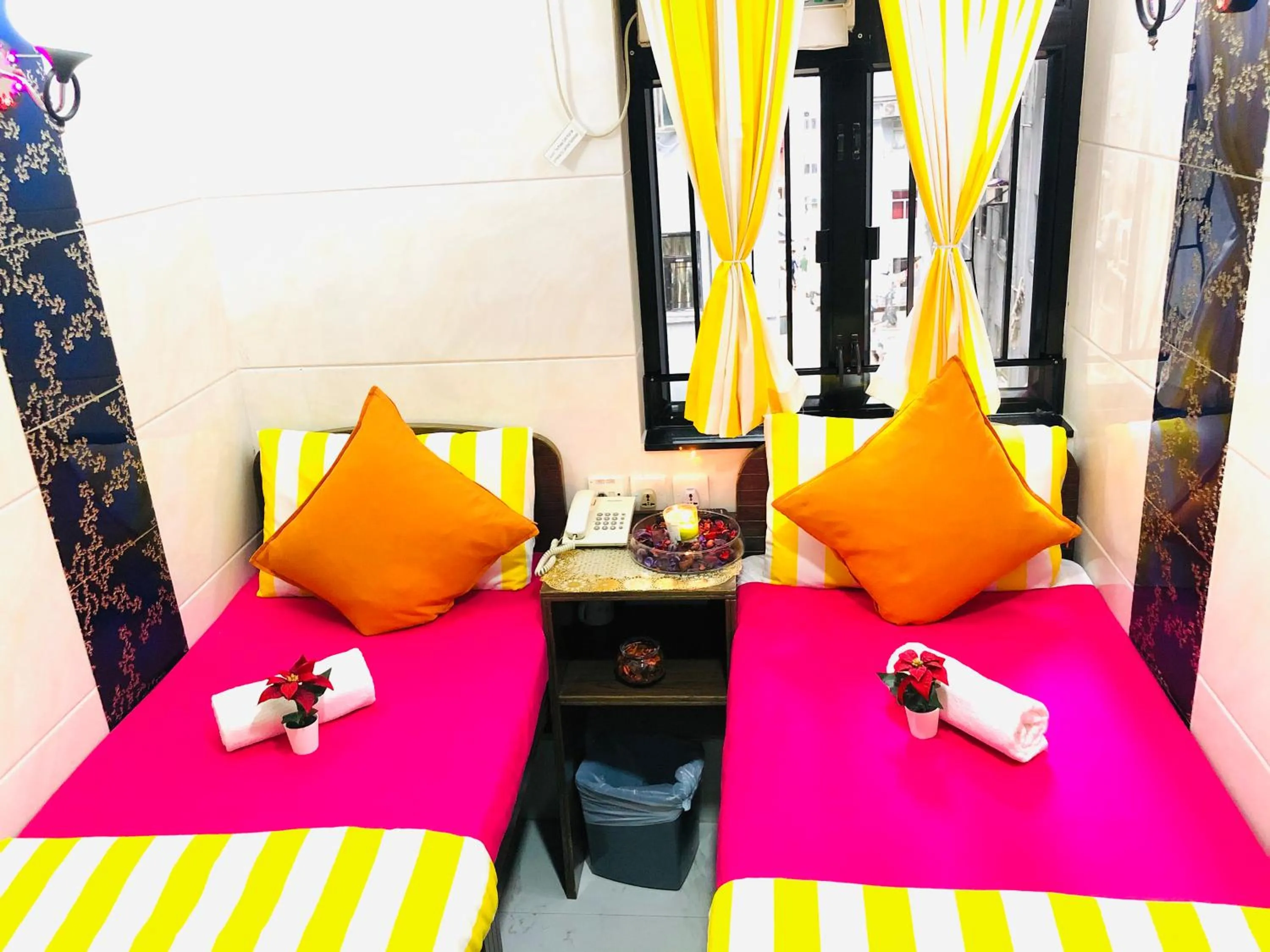 Shower, Bed in Australia Lounge