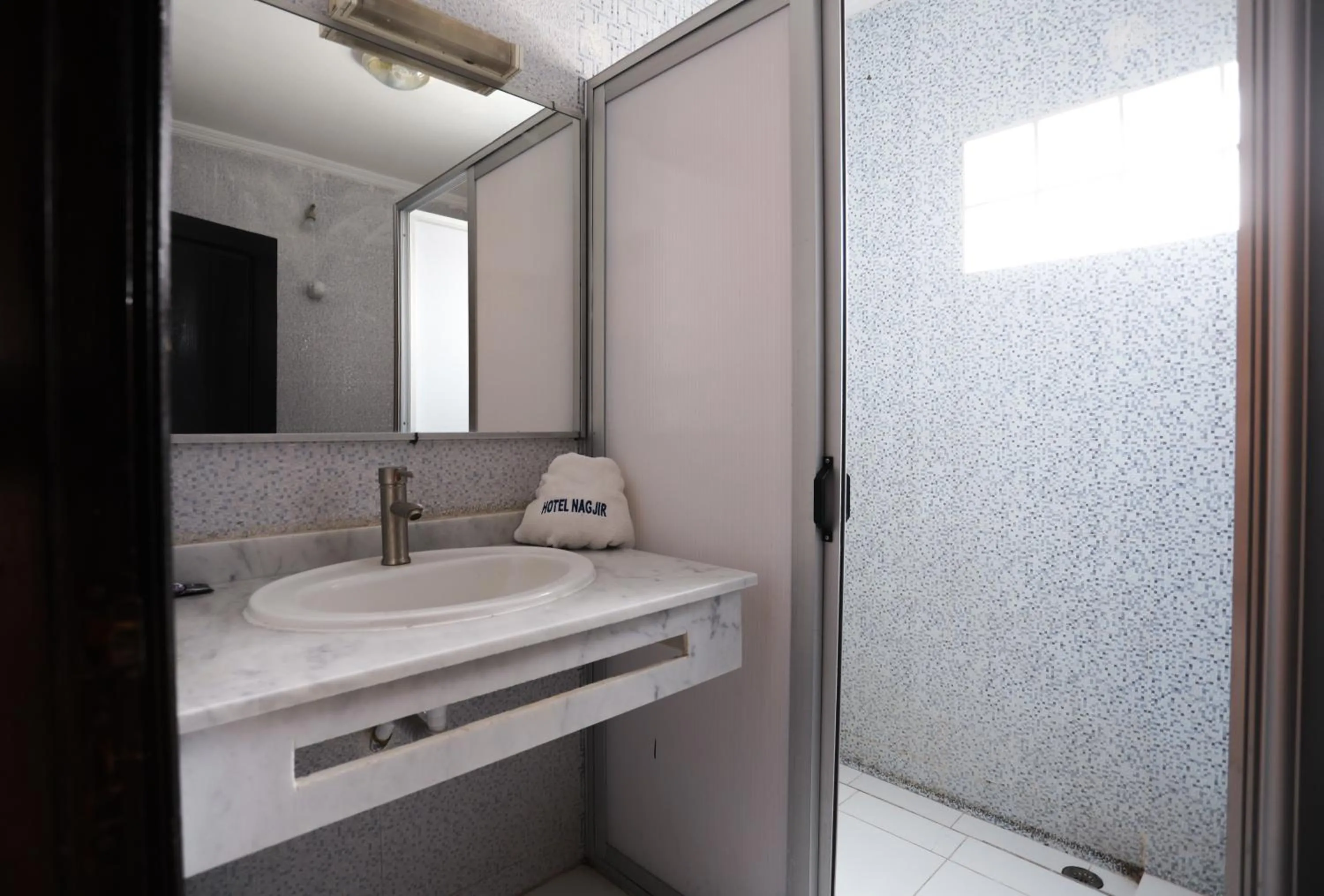 Shower in nagjir centre ville