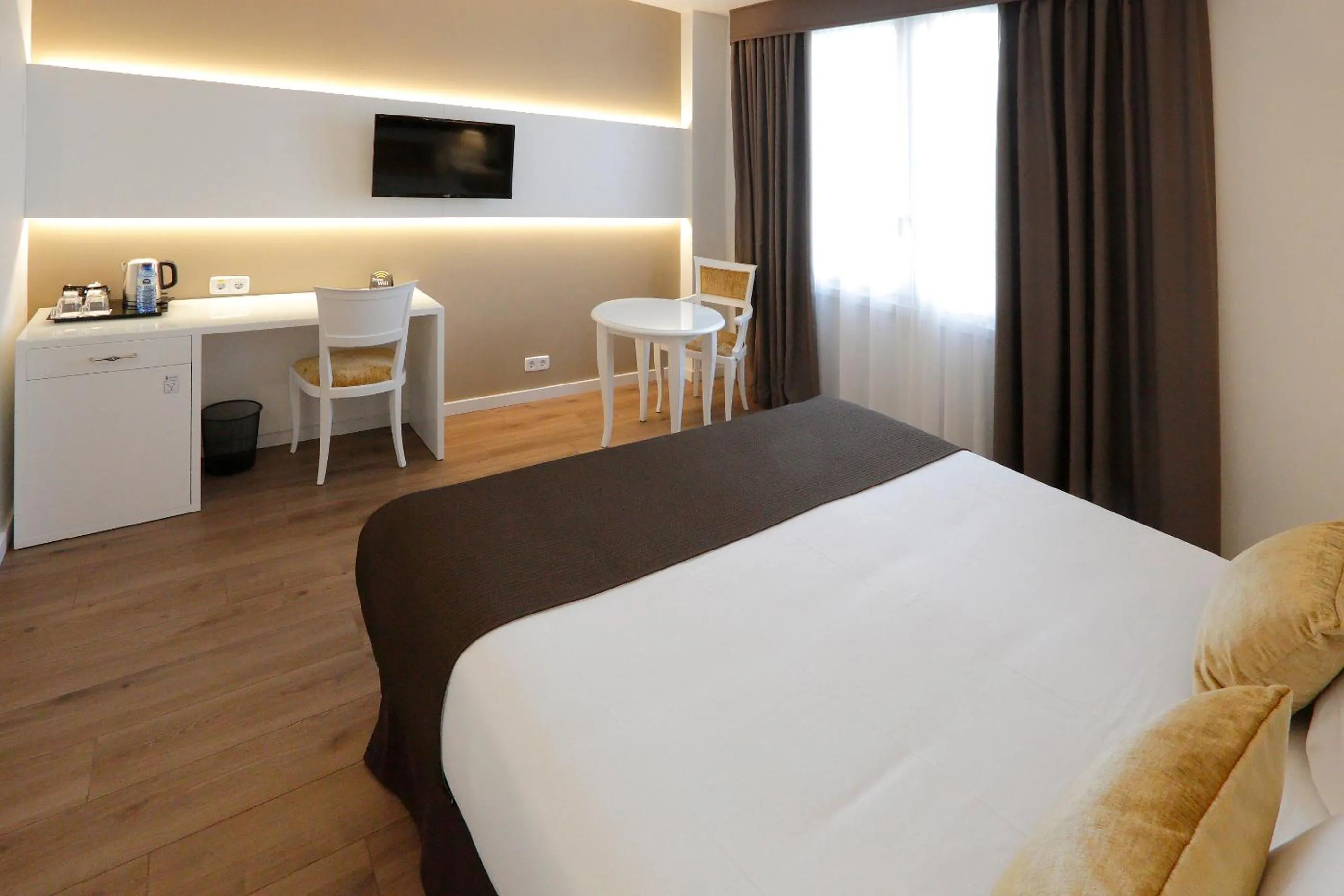 Photo of the whole room, Bed in Sercotel Alfonso XIII