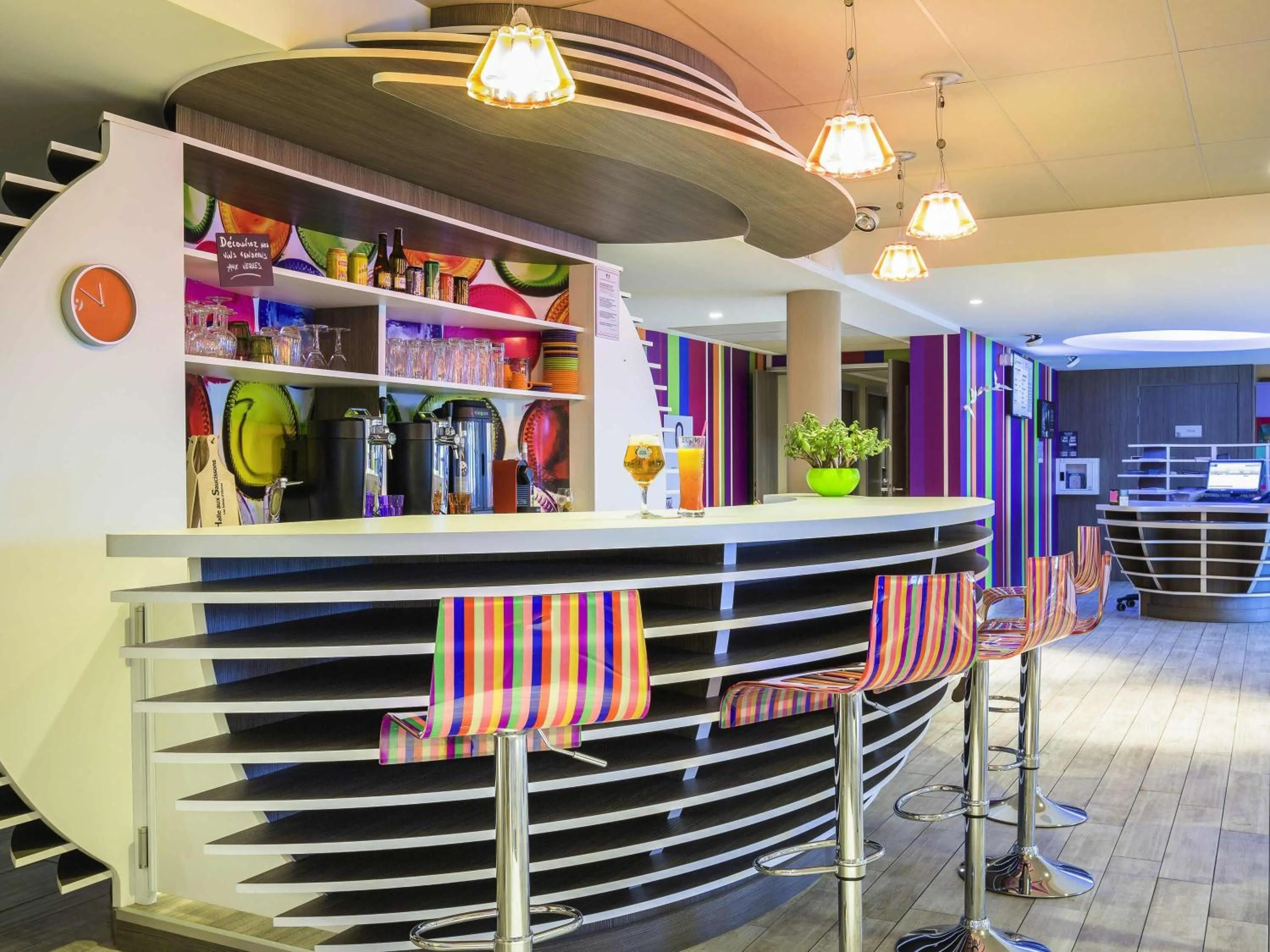 Lounge or bar in ibis Styles Les Sables d'Olonne