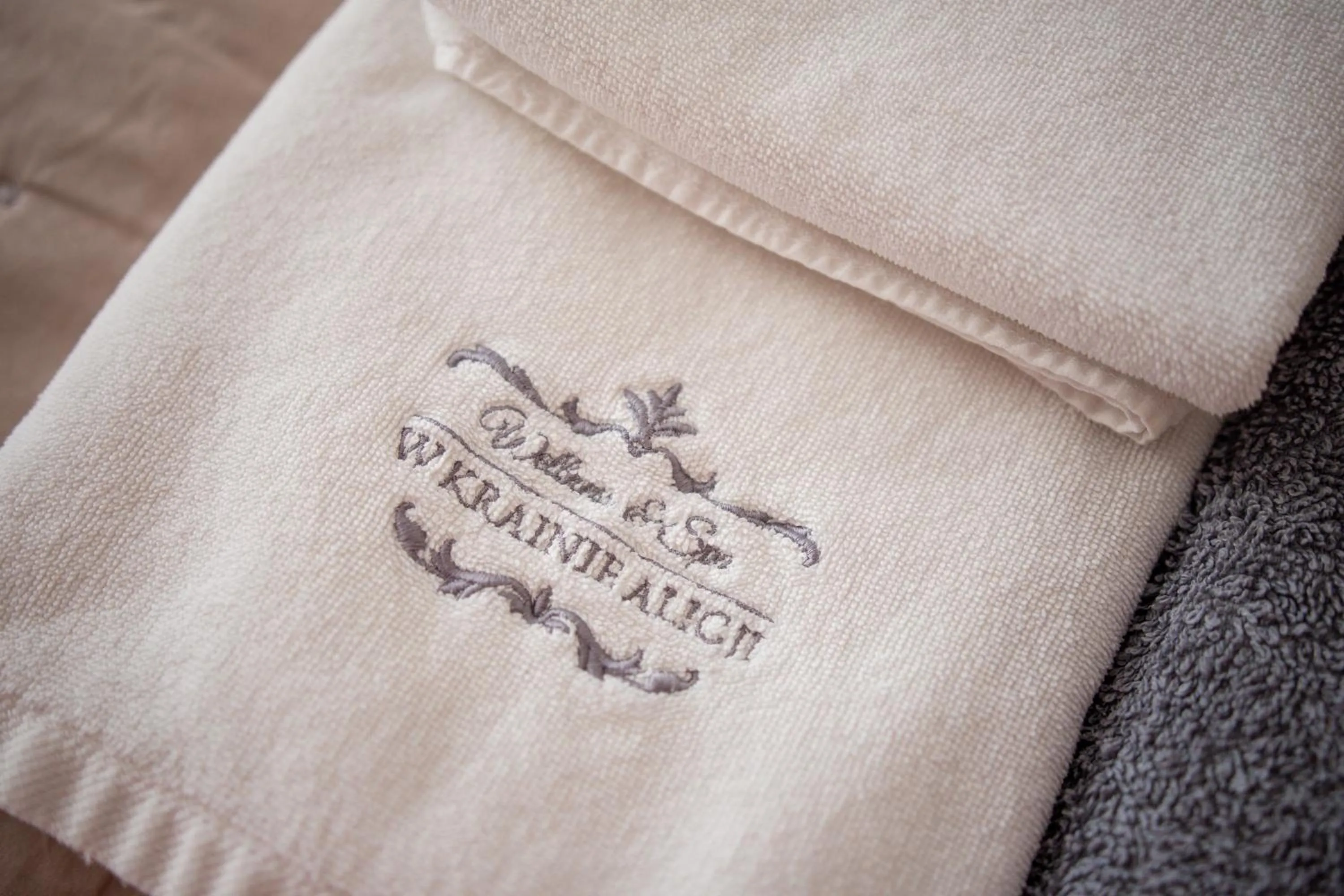 towels, Bed in W Krainie Alicji