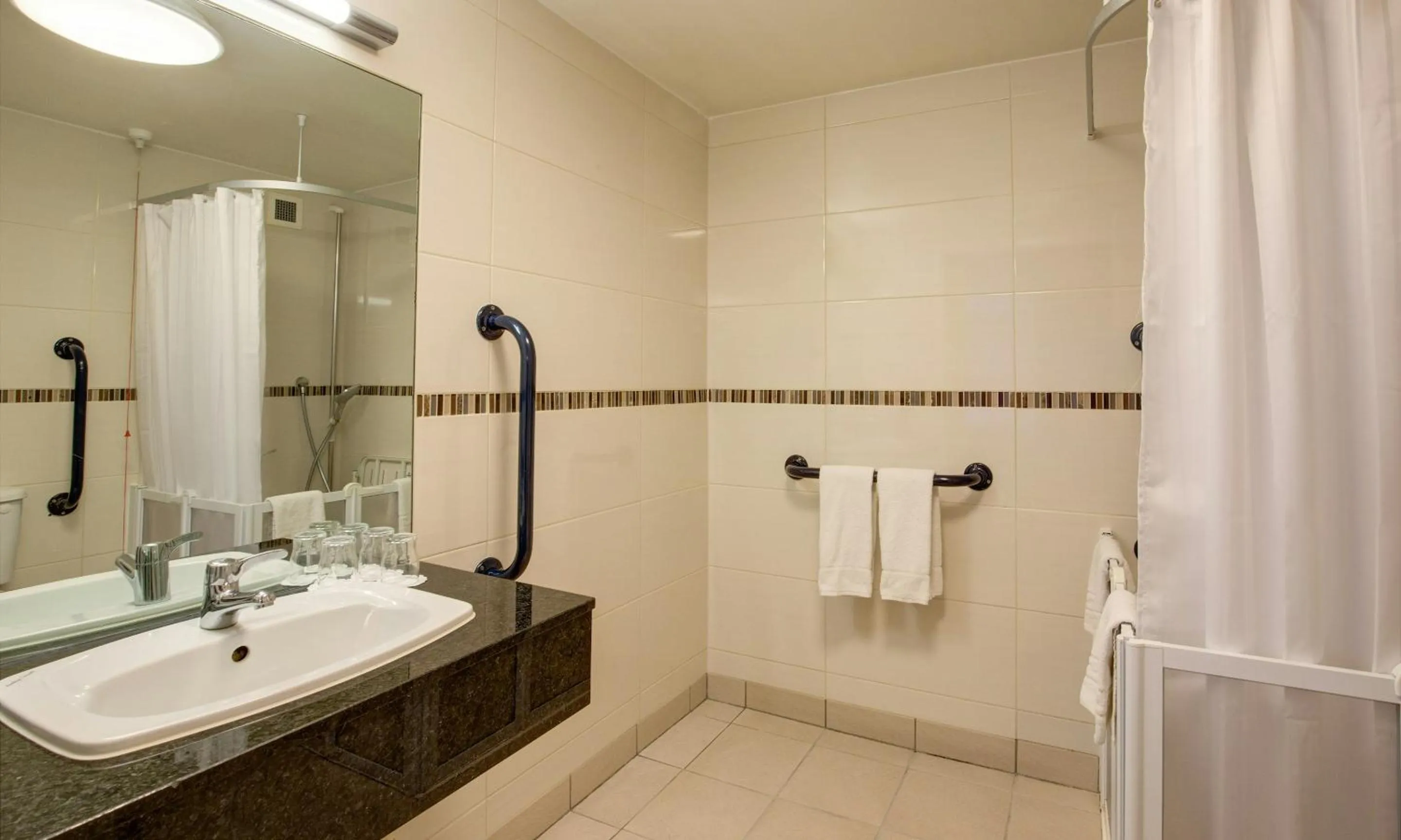 Bathroom in Tavistock Hotel