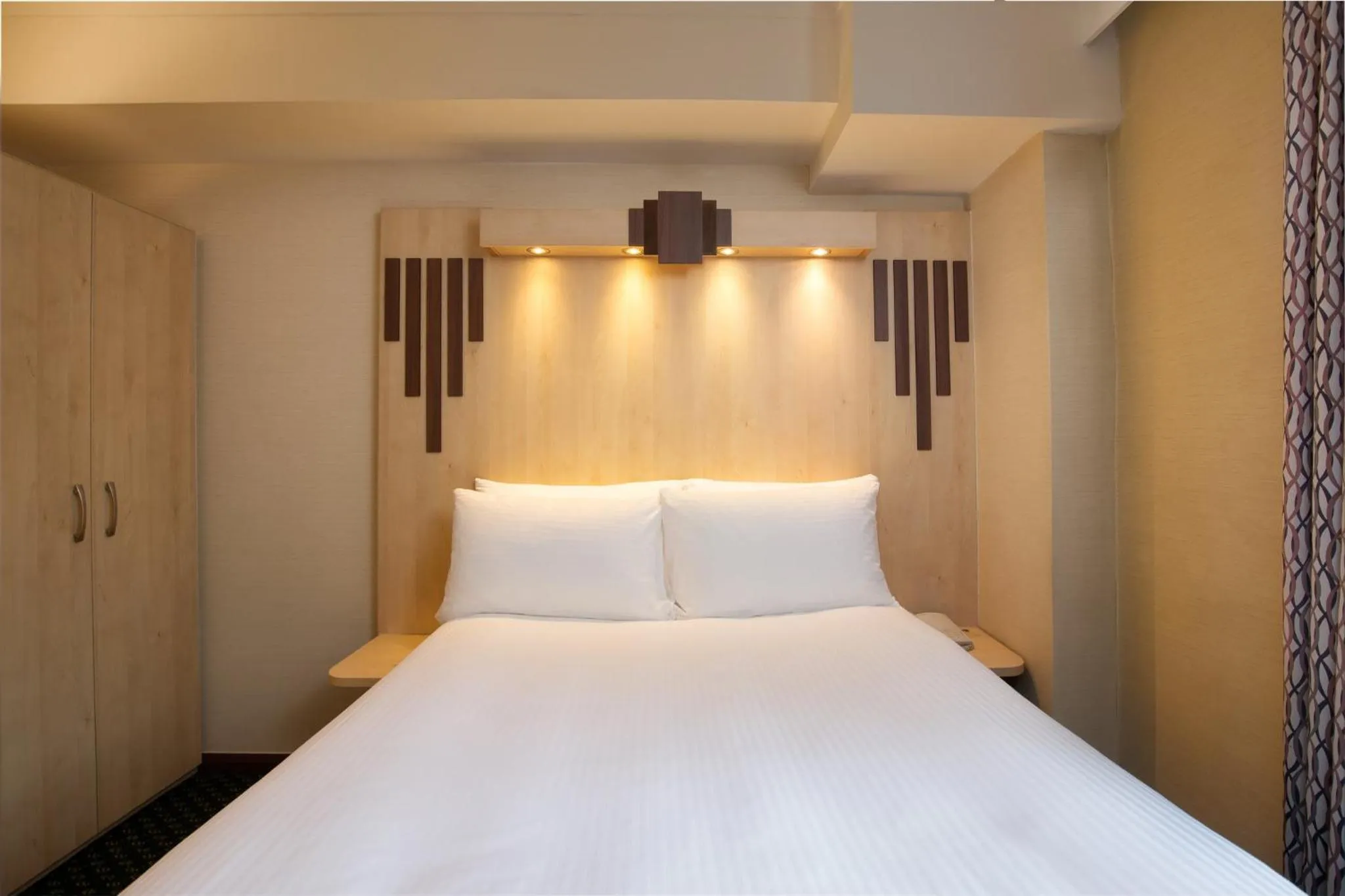 Photo of the whole room, Bed in Tavistock Hotel