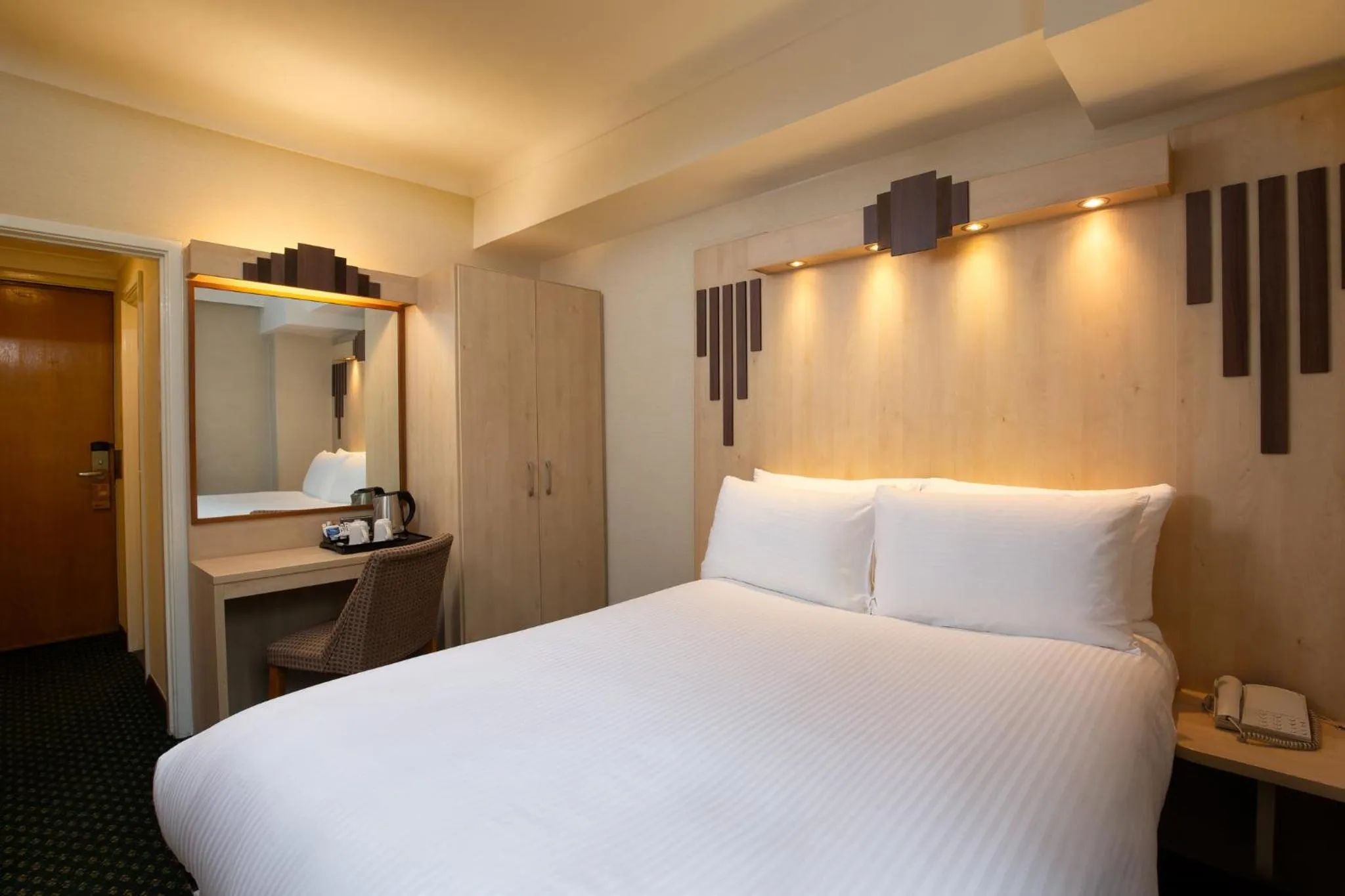 Photo of the whole room, Bed in Tavistock Hotel