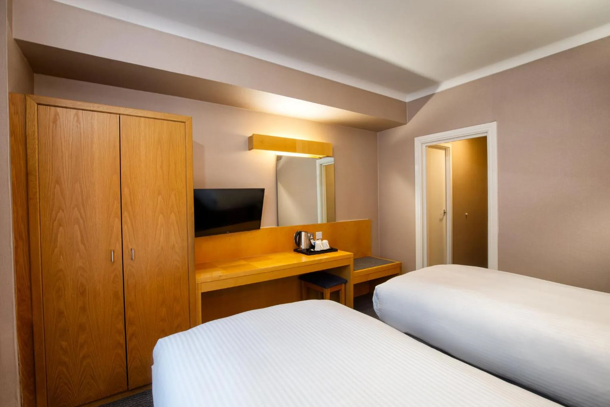 Photo of the whole room, Bed in Tavistock Hotel