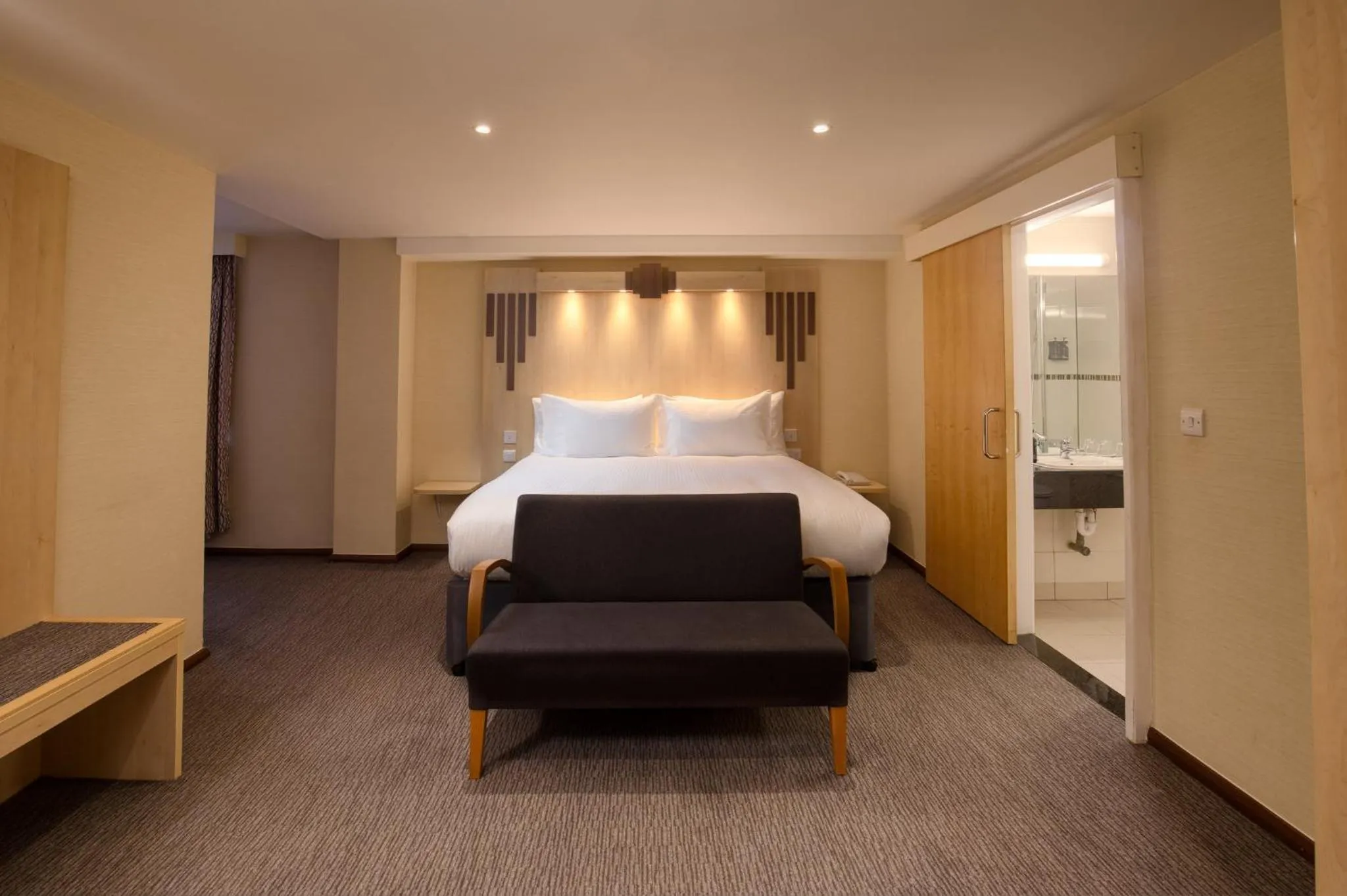 Photo of the whole room, Bed in Tavistock Hotel