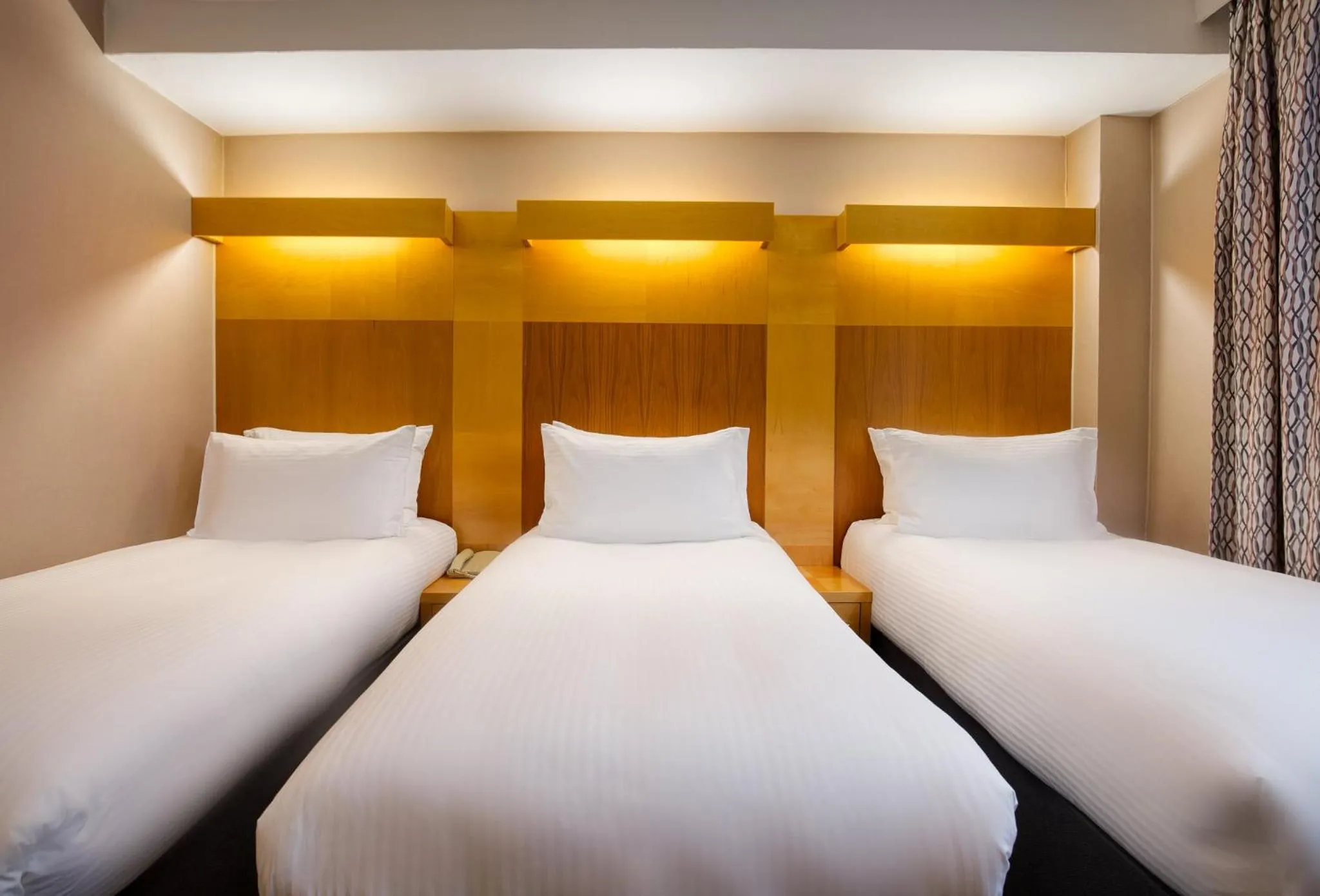 Photo of the whole room, Bed in Tavistock Hotel